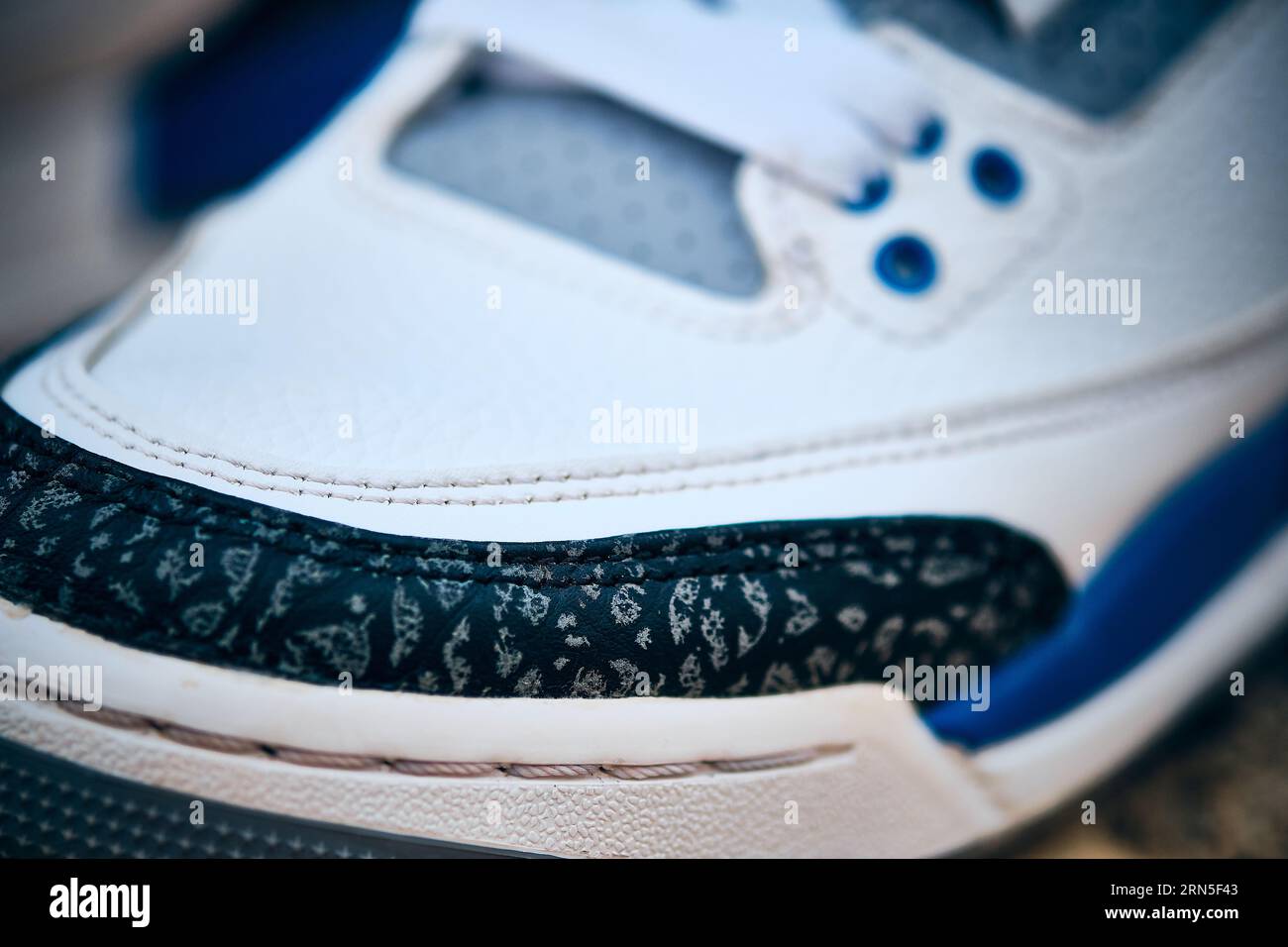 Nike Air Jordan III Sneakers für die Füße in Racer Blue in anschaulichem Editorial Stockfoto