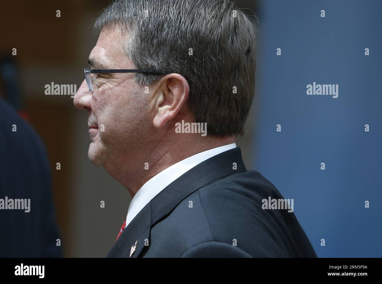 (150624) -- BRÜSSEL, Juni. 24, 2015 -- US-Verteidigungsministerin Ashton Carter kommt zu einem Treffen der NATO-Verteidigungsminister im NATO-Hauptquartier in Brüssel, der Hauptstadt Belgiens, im Juni. 24, 2015. ZHOU LEI) BELGIEN-NATO-VERTEIDIGUNGSMINISTER-TREFFEN-STOLTENBERG?? PUBLICATIONxNOTxINxCHN 150624 Brüssel 24. Juni 2015 die US-Verteidigungsministerin Ashton Carter nimmt am Treffen des NATO-Verteidigungsministers AM NATO-Hauptsitz in Brüssel, der belgischen Hauptstadt, am 24. Juni 2015 Zhou Lei Belgien, am Treffen der NATO-Verteidigungsminister Stoltenberg PUBLICATIONxNOTxINxCHN Teil Stockfoto