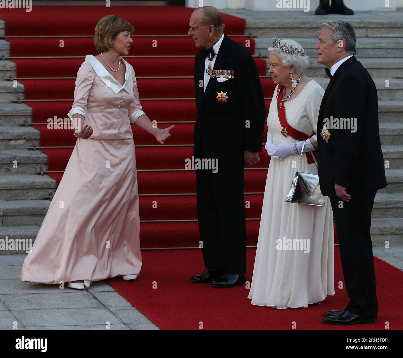 BERLIN, 24. Juni 2015 -- der deutsche Präsident Joachim Gauck (1. R) begrüßt am 24. Juni 2015 die britische Königin Elisabeth II. (2. R) und Prinz Philip (3. R) im Schloss Bellevue in Berlin. Königin Elisabeth II. Und ihr Ehemann Prinz Philip sind auf einem offiziellen Besuch in Deutschland. DEUTSCHLAND-BERLIN-GROSSBRITANNIEN-ROYALS-BESUCH LuoxHuanhuan PUBLICATIONxNOTxINxCHN Berlin 24. Juni 2015 Bundespräsident Joachim Gauck 1. R grüßt AM 24. Juni 2015 die britische Königin Elizabeth II. Und Prinz Philip 3. R IM Schloss Bellevue in Berlin Stockfoto