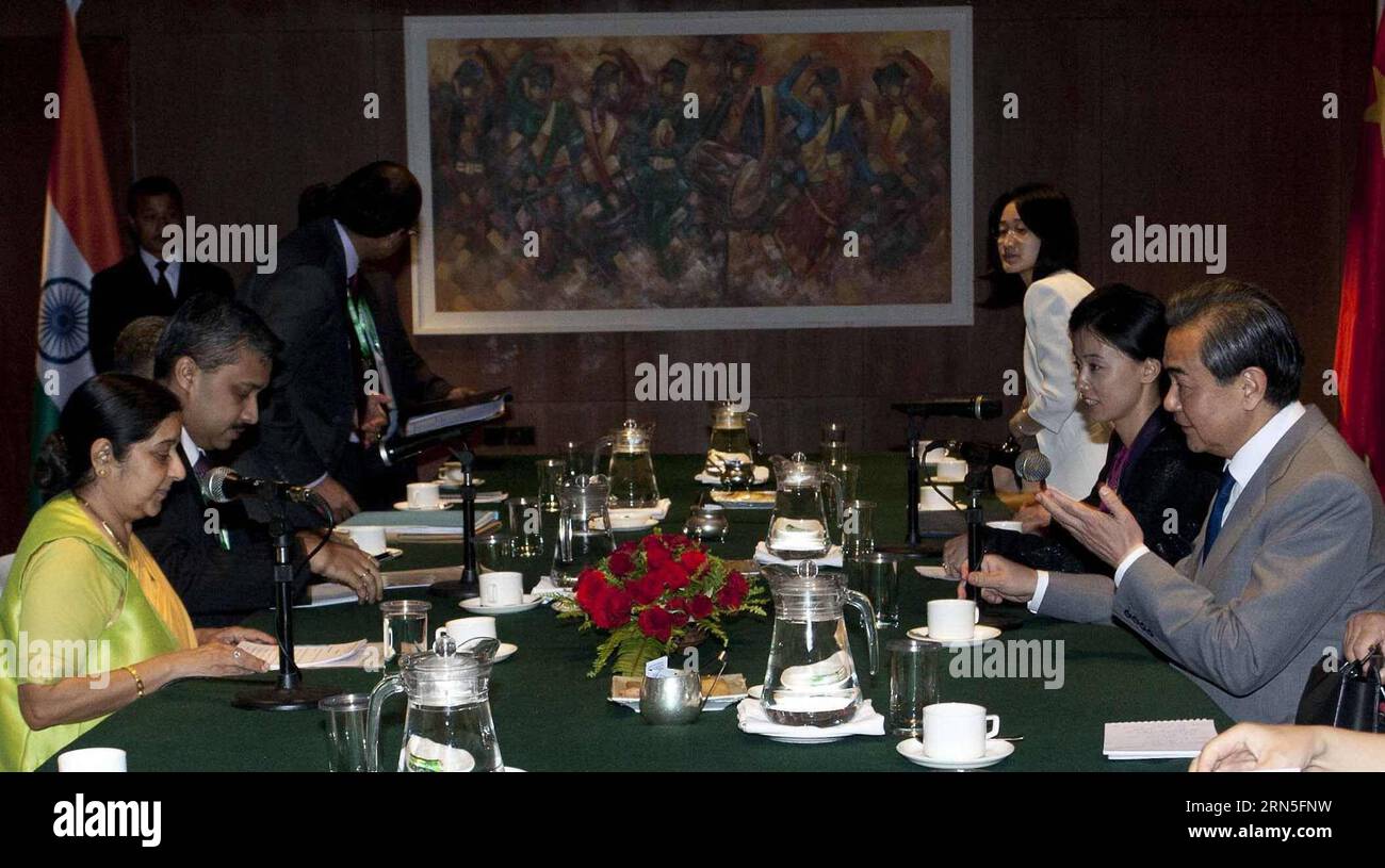 (150625) -- KATHMANDU, 25. Juni 2015 -- der chinesische Außenminister Wang Yi (1. R) trifft sich mit seinem indischen Amtskollegen Sushma Swaraj (1. L) am 25. Juni 2015 in Kathmandu, Nepal. China möchte mit Indien zusammenarbeiten, um Nepal beim Wiederaufbau nach dem Beben zu helfen, sagte der chinesische Außenminister Wang Yi hier am Donnerstag. NEPAL-KATHMANDU-RECONSTRUCTION-CHINA-INDIEN-DIPLOMATIE PratapxThapa PUBLICATIONxNOTxINxCHN 150625 KATHMANDU Juni 25 2015 die chinesischen Außenminister Wang Yi 1. R treffen sich mit seinem indischen Teil Sushma Swaraj 1. L in Kathmandu Nepal Juni 25 2015 China möchte mit Indien zusammenarbeiten Stockfoto