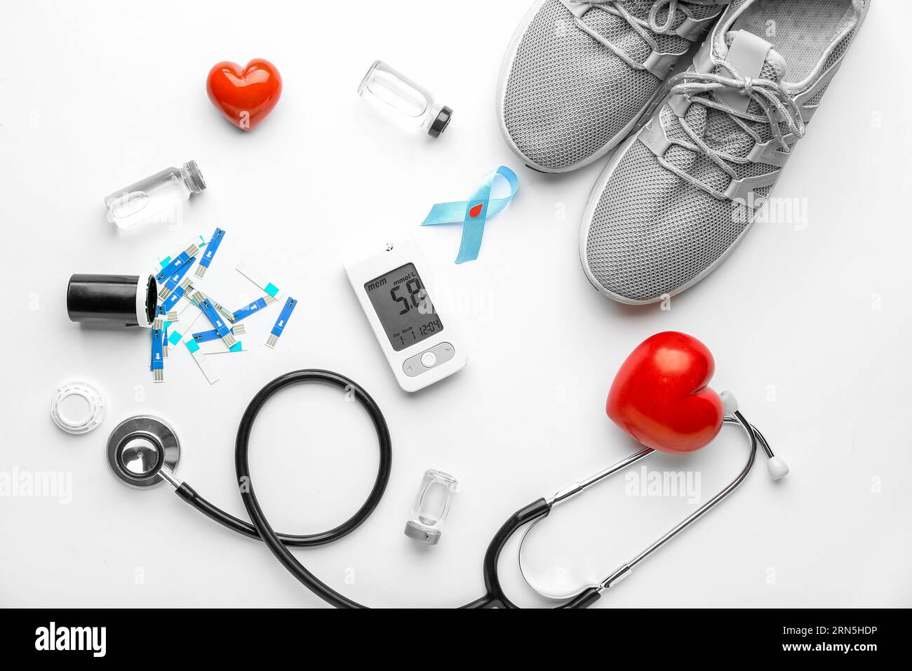 Zusammensetzung mit Glucometer, Stethoskop, Sneakers und Medizin auf weißem Hintergrund. Diabetes-Konzept Stockfoto