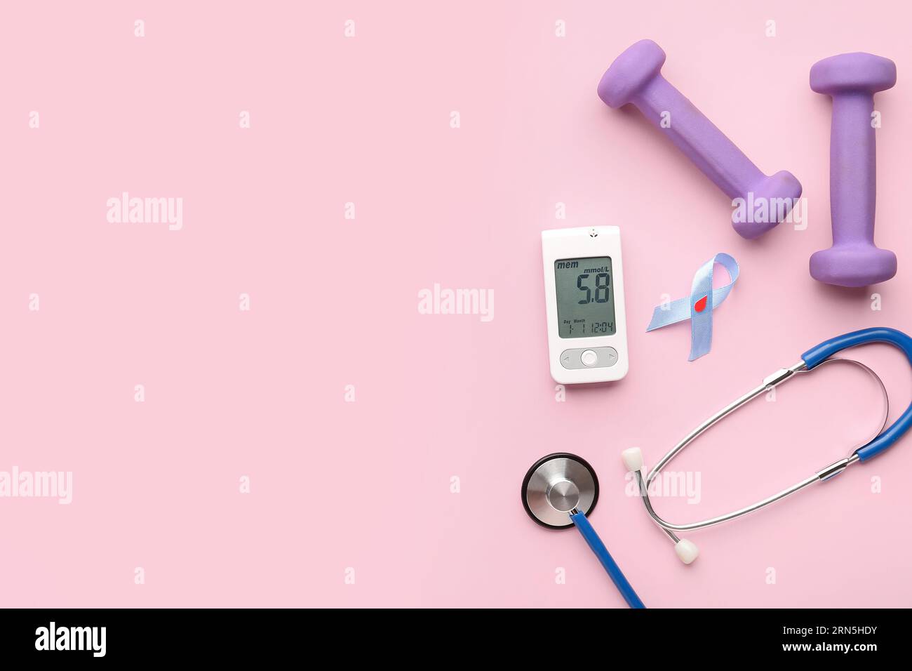 Glucometer, blaues Band, Stethoskop und Kurzhanteln auf rosafarbenem Hintergrund. Diabetes-Konzept Stockfoto