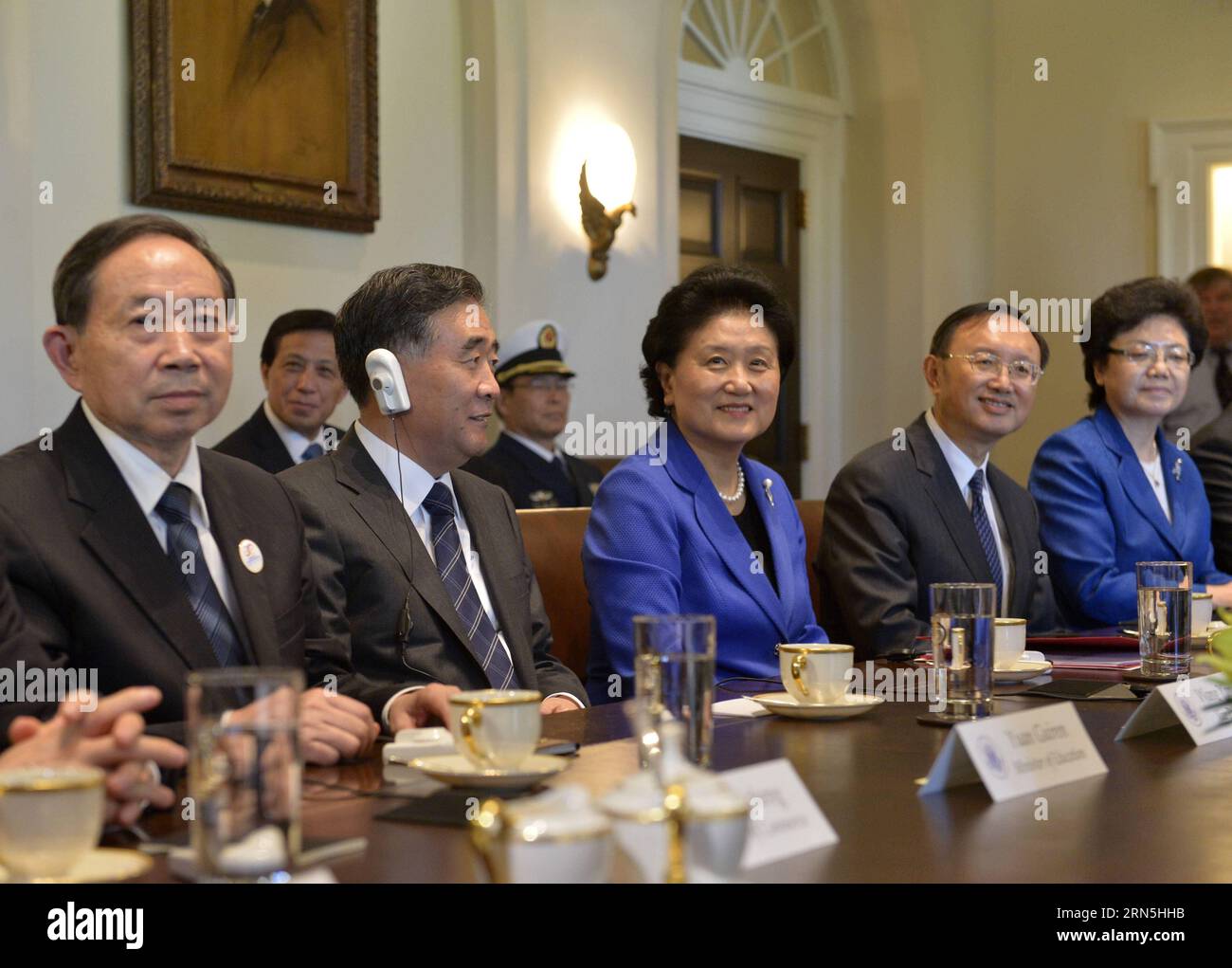 (150625) -- WASHINGTON, 24. Juni 2015 -- US-Präsident Barack Obama (nicht auf dem Foto) trifft sich mit den Sondervertretern des chinesischen Präsidenten Xi Jinping, Vize-Premier Liu Yandong (3. L, Front), Vize-Premier Wang Yang (2. L, Front) und Staatsrat Yang Jiechi (2. R) und Hauptdelegierten, die an der siebten China-USA teilnehmen Strategischer und wirtschaftlicher Dialog (S&ED) und sechster China-USA Hochrangige Konsultation zum Austausch zwischen Menschen (CPE) im Weißen Haus in Washington D.C., USA, 24. Juni 2015. ) (ZW) (KORREKTUR)US-WASHINGTON-CHINA-S&ED-CPE-OBAMA YINXBOGU VERÖFFENTLICHUNG Stockfoto