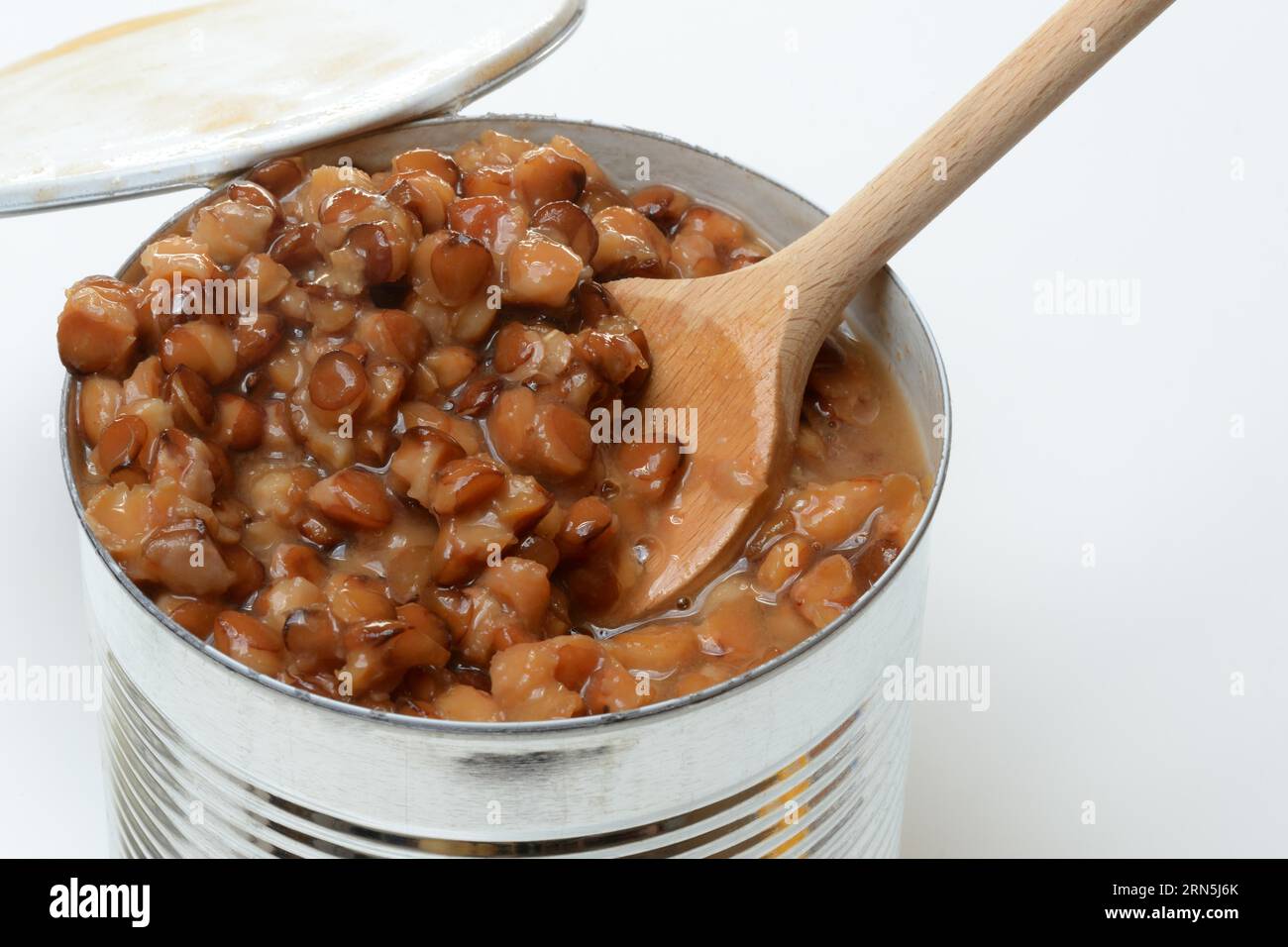 Linsenschale (Lens culinaris) in Dose, Linsen Stockfoto