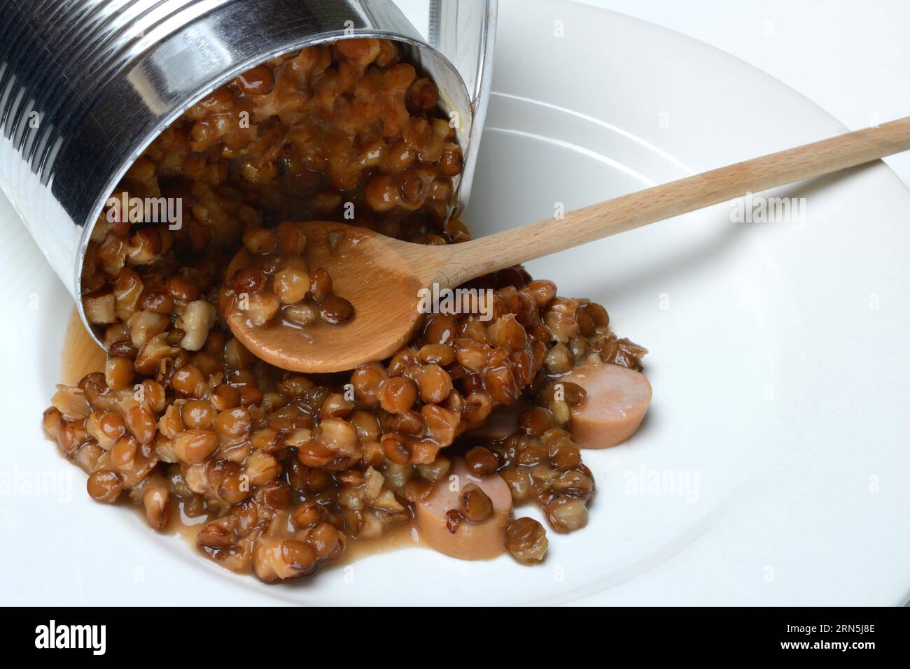 Linsenschale (Lens culinaris) in Dose, Linsen Stockfoto