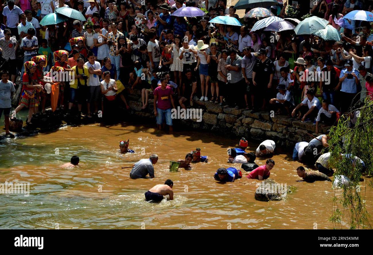 (150628) -- YONGZHOU, 28. Juni 2015 -- Menschen fangen Fische im Schlamm während eines lokalen Festivals, das die Wiedervereinigung von Paaren im Jiangyong County, der zentralchinesischen Provinz Hunan, am 28. Juni 2015 feiert. In der Antike arbeiteten und lebten einheimische Männer auf dem Reisfeld weit weg von ihrem Zuhause, bis sie mit dem Frühjahrspflügen fertig waren. Sie wuschen Schlamm auf ihren Füßen ab und versammelten sich mit ihren Frauen. Um das fest zu feiern, haben die Einheimischen das Festival eingerichtet. ) (Zkr) CHINA-YONGZHOU-FOLK FESTIVAL(CN) HuangxHai PUBLICATIONxNOTxINxCHN 150628 Yong Zhou Juni 28 2015 Prominente fangen Fisch im Schlamm während eines lokalen Festivals Stockfoto