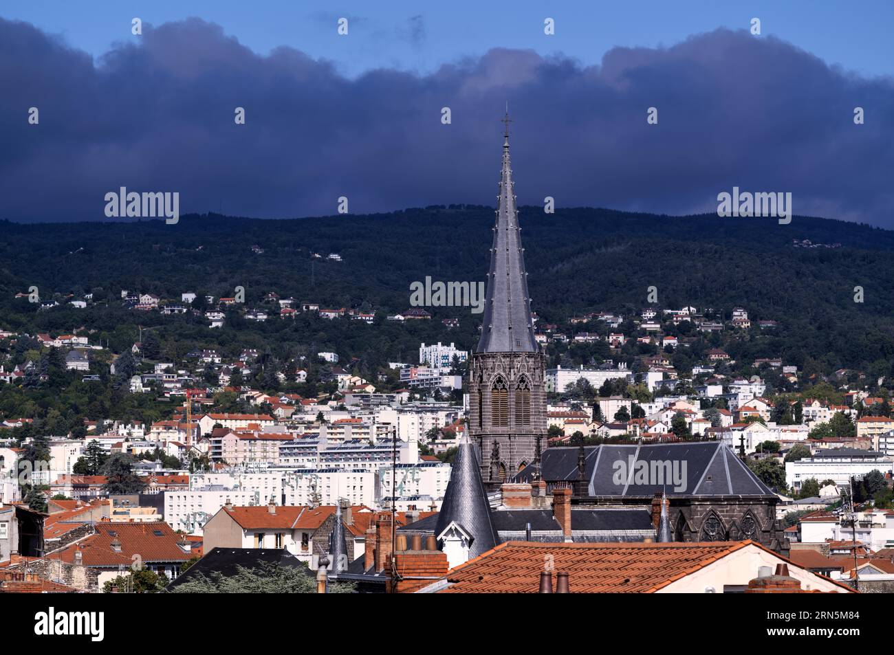 Blick über Clermont-Ferrand, Eglise Saint-Eutrope, Departement Puy-de-Dome, Region Auvergne-Rhone-Alpes, Frankreich Stockfoto