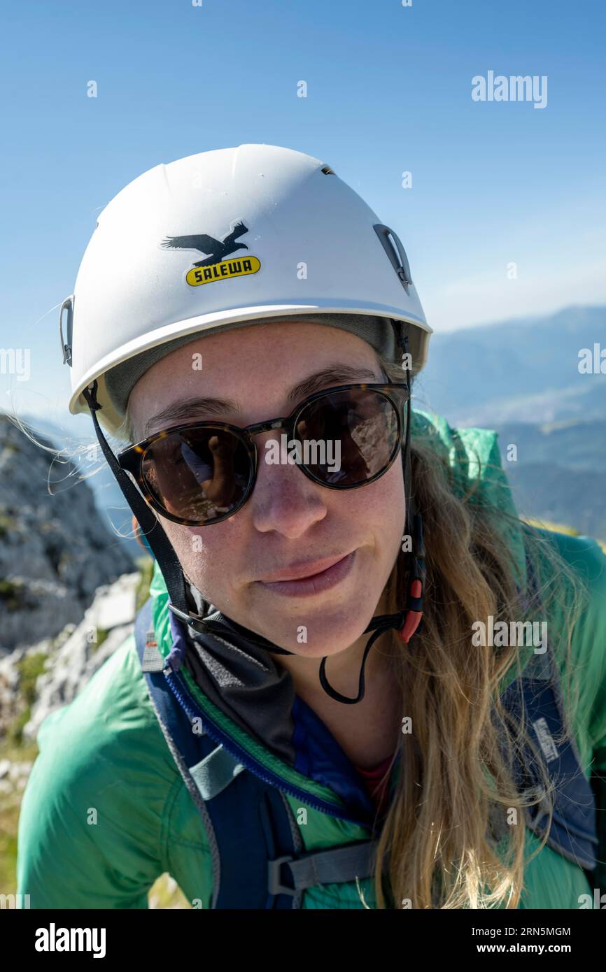 Bergsteiger mit Helm schaut in die Kamera, Wetterstein, Bayern, Deutschland Stockfoto
