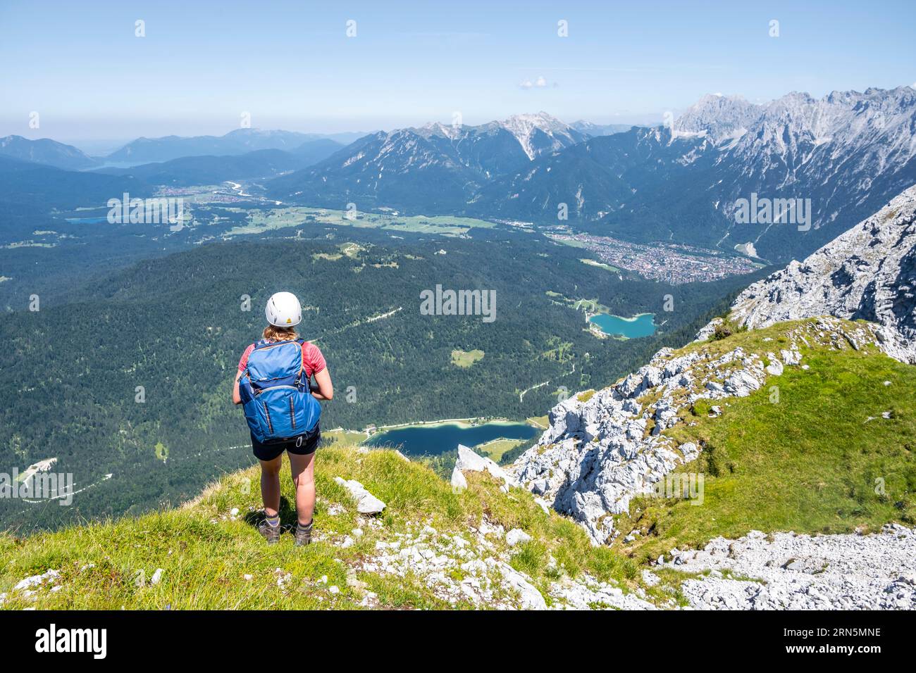 Bergsteiger am Gipfel, Westliche Wettersteinspitze, Wetterstein, Bayern, Deutschland Stockfoto
