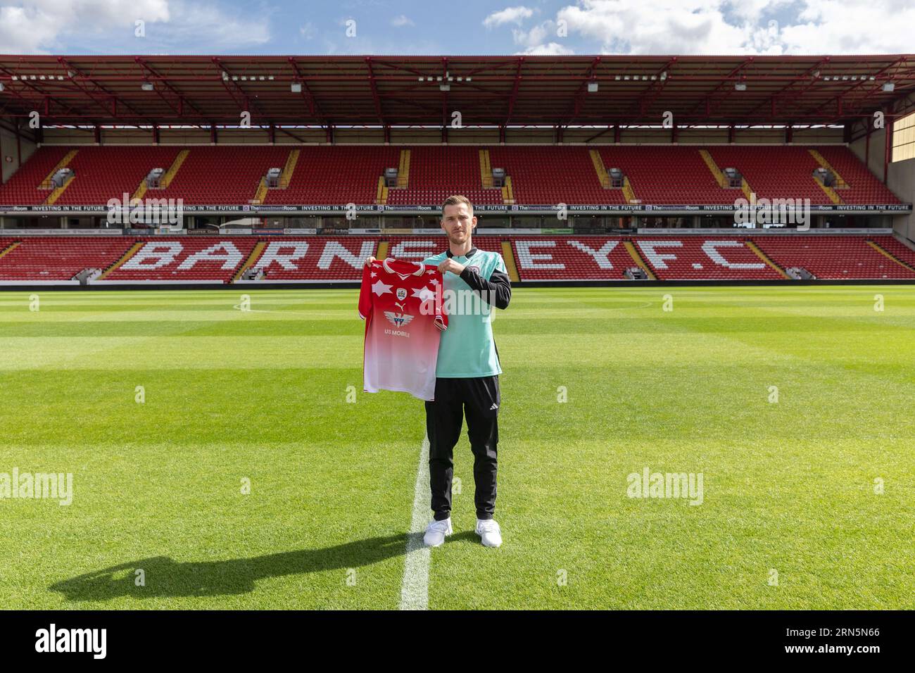 Jamie McCart tritt Barnsley FC bei, um sich einen Saisondarlehen in Oakwell, Barnsley, Großbritannien, zu leihen, 31. August 2023 (Foto: Mark Cosgrove/News Images) Stockfoto