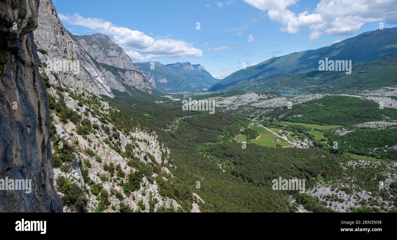 Blick über das Sarca-Tal, das Garda-Gebirge, Arco, Trentino-Südtirol, Italien Stockfoto