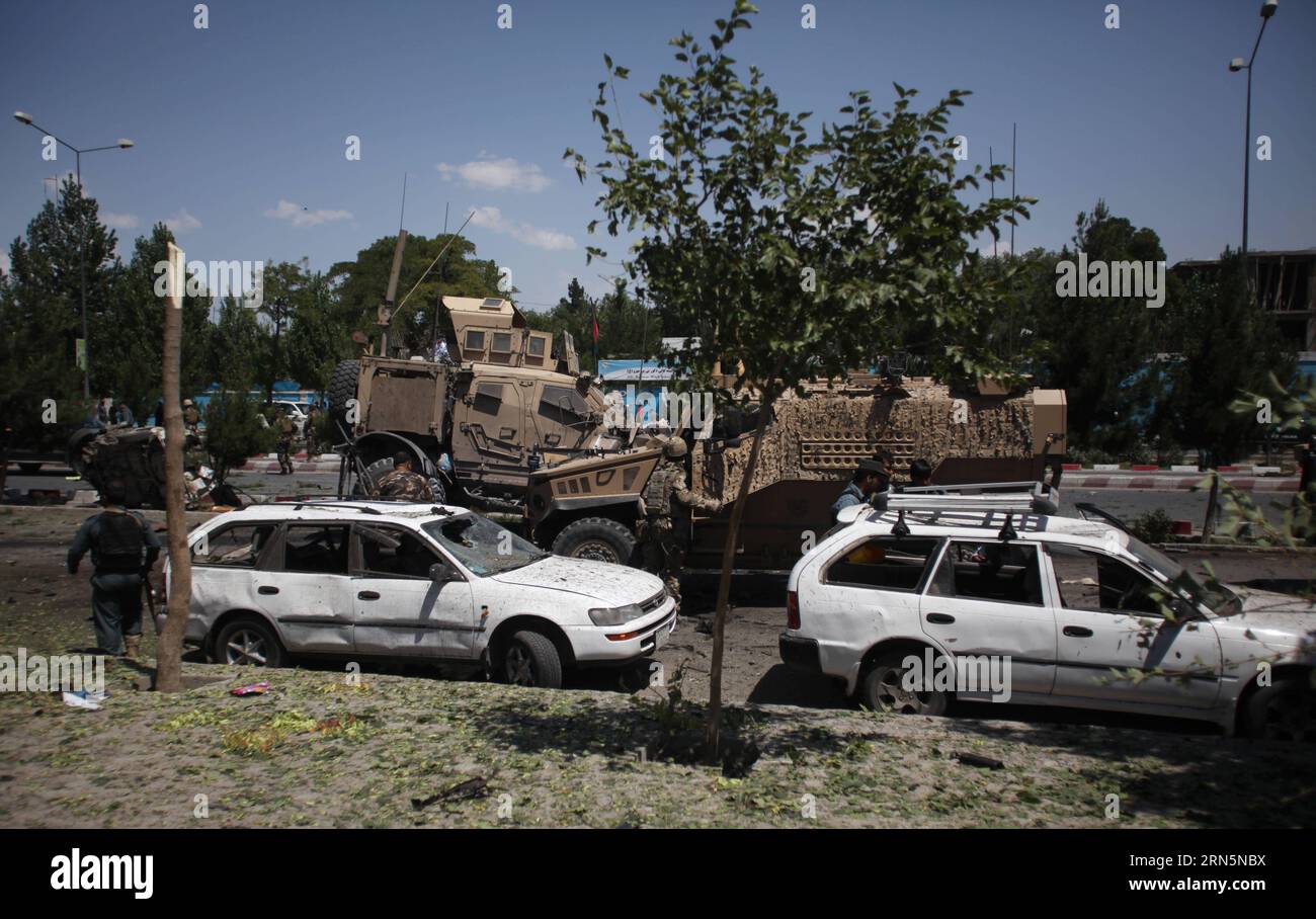 (150630) -- KABUL, 30. Juni 2015 -- ausländische Soldaten laufen um ein zerstörtes Militärfahrzeug nach einem Selbstmordattentat in Kabul, Afghanistan, 30. Juni 2015. Mindestens eine Person wurde als tot bestätigt und 22 weitere verletzt, als ein Selbstmordattentäter sein explosives Auto neben einem Konvoi der von der NATO geführten Resolute Support (RS)-Mission in der afghanischen Hauptstadt Kabul am Dienstag in die Luft sprengte, sagte der Sprecher des Innenministeriums, Sediq Sediqi. AFGHANISTAN-KABUL-NATO KONVOI-ANGRIFF AhmadxMassoud PUBLICATIONxNOTxINxCHN 150630 KABUL Juni 30 2015 ausländische Soldaten laufen um einen zerstörten Militärfahrzeug Follo herum Stockfoto