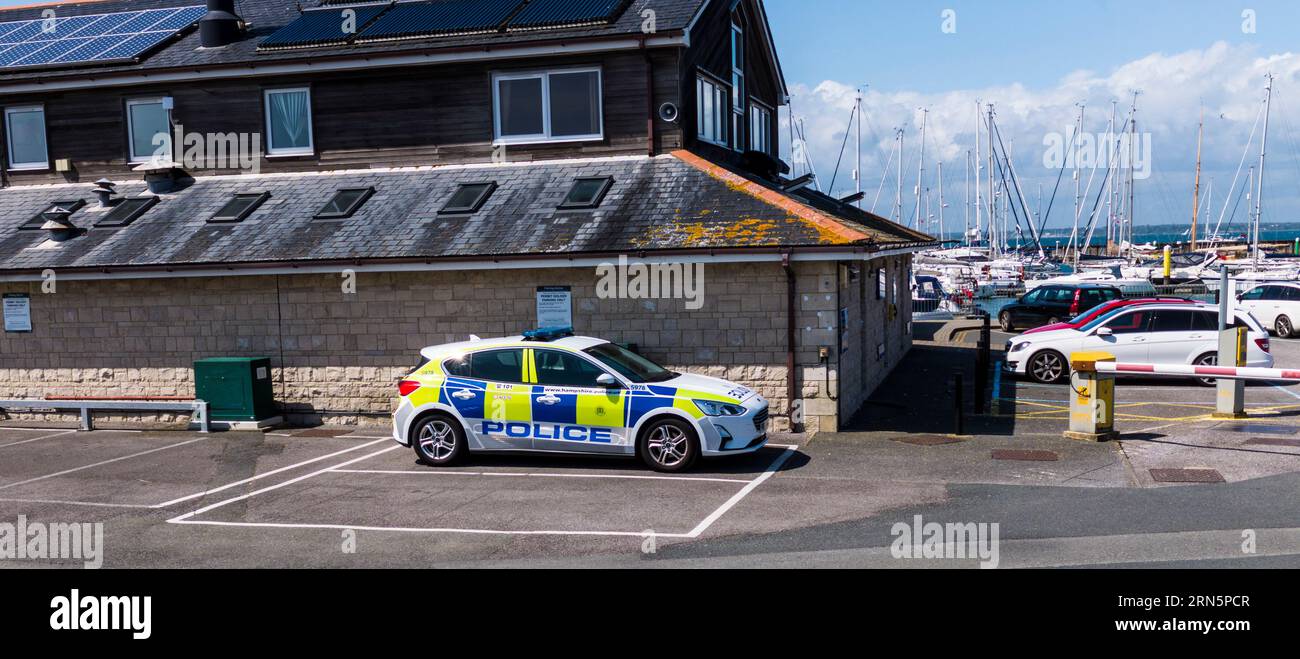 Ein Polizeiauto parkte im Yarmouth Harbour auf der Isle of Wight, England, Großbritannien Stockfoto