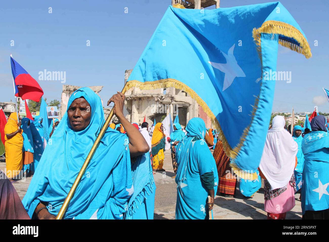 (150701)-- MOGADISHU, 1. Juli 2015 -- Eine Frau mit somalischer Nationalflagge nimmt an den Feierlichkeiten zum 55. Jahrestag der Unabhängigkeit Somalias in Mogadishu, Somalia, am 1. Juli 2015 Teil. ) SOMALIA-MOGADISCHU-UNABHÄNGIGKEITSTAG FaisalxIssexHussein PUBLICATIONxNOTxINxCHN 150701 MOGADISCHU 1. Juli 2015 eine Frau, die die somalische Nationalflagge hält, nimmt AM 1. Juli 2015 an den Feiern zum 55. Jahrestag der Unabhängigkeit von Somalia in Mogadischu Teil Stockfoto