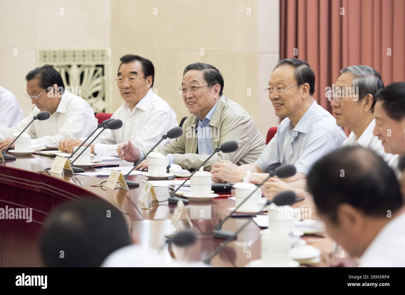 (150702) -- PEKING, 2. Juli 2015 -- Yu Zhengsheng (3. L), Vorsitzender des Nationalen Komitees der Politischen Konsultativkonferenz des chinesischen Volkes (CPPCC), leitet ein Seminar über die Genehmigung ländlicher Landrechte und damit zusammenhängende Rechtsfragen in Peking, Hauptstadt Chinas, 2. Juli 2015. ) (mp) CHINA-BEIJING-YU ZHENGSHENG-CPPCC-SEMINAR (CN) WangxYe PUBLICATIONxNOTxINxCHN 150702 Peking 2. Juli 2015 Yu Zheng Sheng 3. L Vorsitzender des Nationalkomitees der chinesischen Prominenten S politische Beratungskonferenz CPPCC leitet ein Seminar ÜBER DIE Genehmigung der Landrechte und DAMIT ZUSAMMENHÄNGENDE rechtliche ISS Stockfoto