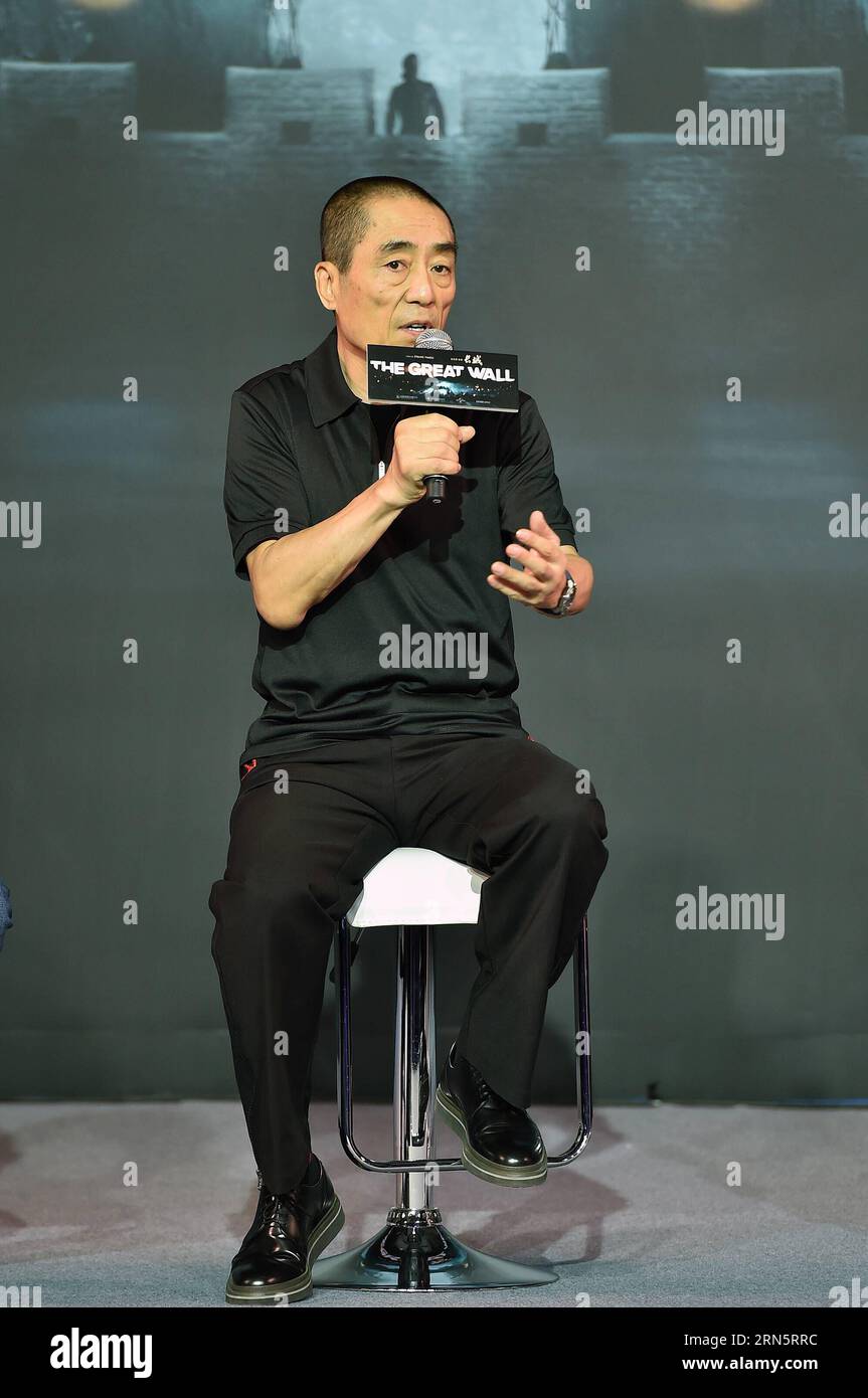 (150702) -- PEKING, 2. Juli 2015 -- Direktor Zhang Yimou nimmt an der Pressekonferenz des Films die große Mauer in Peking, Hauptstadt von China, am 2. Juli 2015 Teil. Regie führte Zhang Yimou, der Film wird voraussichtlich im November nächsten Jahres auf dem globalen Bildschirm erscheinen. ) (mp) CHINA-BEIJING-MOVIE-THE GREAT WALL-PRESS CONFERENCE (CN) LixXin PUBLICATIONxNOTxINxCHN 150702 Peking 2. Juli 2015 Regisseur Zhang Yimou nimmt an der Pressekonferenz des Films die große Mauer in Peking Hauptstadt von China Teil 2. Juli 2015 unter der Regie von Zhang Yimou der Film WIRD voraussichtlich im November nächsten auf dem globalen Bildschirm erscheinen Jahr MP China bei Stockfoto