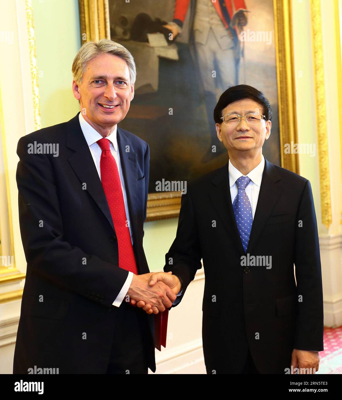 (150703) -- LONDON, 3. Juli 2015 -- Meng Jianzhu (R), Mitglied des Politbüros des Zentralkomitees der Kommunistischen Partei Chinas und Sondergesandter von Präsident Xi Jinping, trifft sich am 1. Juli 2015 mit dem britischen Außenminister Philip Hammond in London (Großbritannien). XuxHui PUBLICATIONxNOTxINxCHN 150703 London 3. Juli 2015 Meng Jianzhu r Mitglied des Politischen Büros des Zentralkomitees der Kommunistischen Partei Chinas und Präsident Xi Jinping S Sondergesandter trifft sich mit dem britischen Außenminister Philip Hammond in London Großbritannien 1. Juli 2015 Großbritannien C. Stockfoto