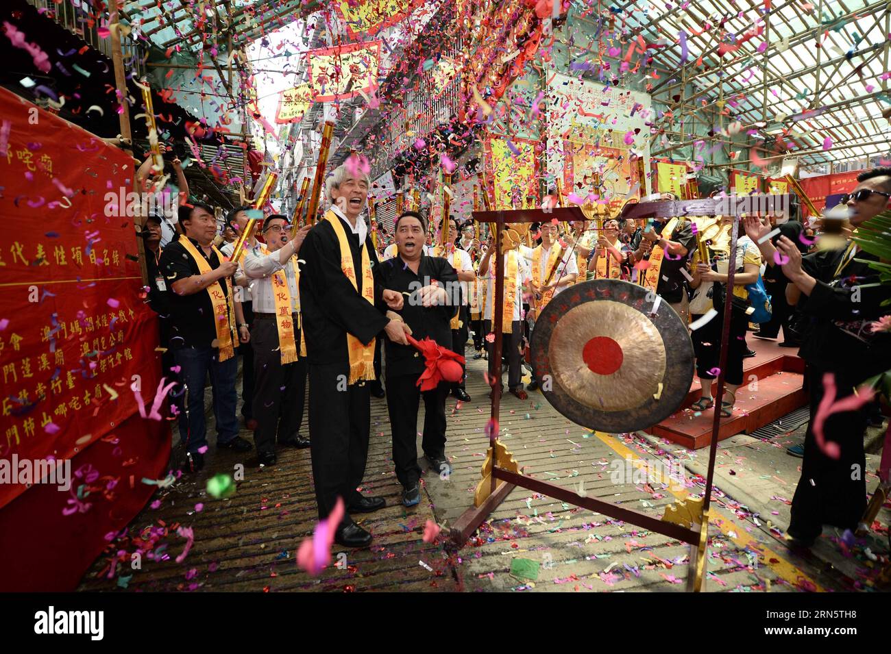 (150703) -- MACAO, 3. Juli 2015 -- Menschen nehmen an einer Parade Teil, um das 336. Jahr des Na Tcha Tempels und auch die Geburt von Na Tcha, einer Figur in den traditionellen chinesischen Legenden und Mythen, in Macau, Südchina, 3. Juli 2015 zu feiern. ) (wyo) CHINA-MACAO-NA TCHA TEMPLE CEREMONY (CN) CheongxKamxKa PUBLICATIONxNOTxINxCHN 150703 Macao 3. Juli 2015 Prominente nehmen an einer Parade Teil, um das 336. Jahr des Na Tcha Tempels und damit die Geburt von Na Tcha zu feiern, einer Figur in den traditionellen chinesischen Legenden und Mythen in Macao Südchina 3. Juli 2015 wyo China Macao Na Tcha Tempelzeremonie CN CheongxKamxKa ÖFFENTLICHKEIT Stockfoto