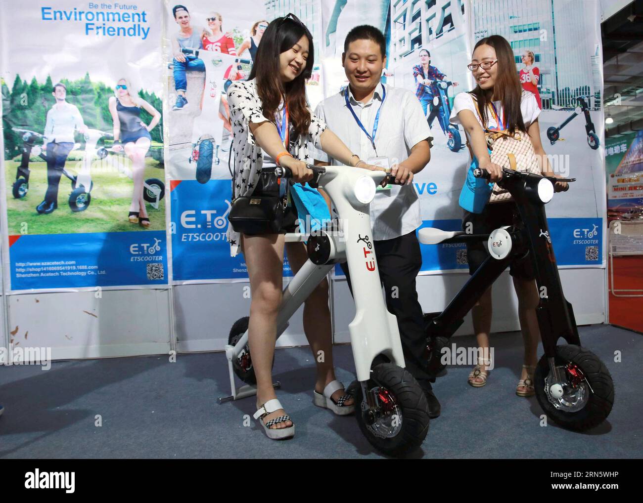 (150704) -- PEKING, 4. Juli 2015 -- Besucher erleben faltbare Elektrofahrräder auf der 11. Beijing International Electric Vehicles, Hybrid Electric Vehicles and Charging Station Exhibition in Peking, Hauptstadt von China, 4. Juli 2015. Rund 200 Unternehmen aus dem in- und Ausland nahmen an der dreitägigen Ausstellung Teil, die hier am Samstag begann. )(mcg) CHINA-BEIJING-ELECTRIC VEHICLE EXHIBITION (CN) ChenxXiaogen PUBLICATIONxNOTxINxCHN 150704 Peking 4. Juli 2015 Besucher erleben Klappelektrofahrräder AUF der 11. Beijing International Electric VEHICLES Hybrid Electric VEHICLES and GOES Stockfoto