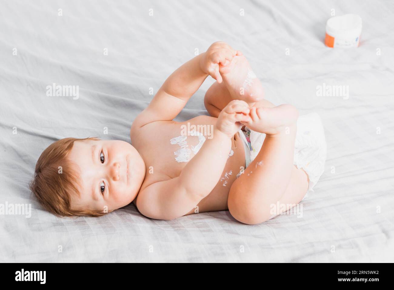 Babyaufstrich mit Lotion Stockfoto