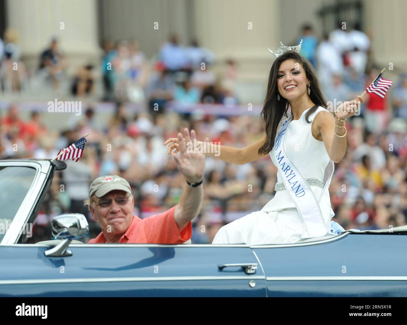 (150704) -- WASHINGTON D.C., 4. Juli 2015 -- Miss Maryland nimmt an der Parade zum Unabhängigkeitstag in Washington D.C., der Hauptstadt der Vereinigten Staaten, am 4. Juli 2015 Teil. Die Vereinigten Staaten feierten am Samstag ihren 239. Unabhängigkeitstag.) US-WASHINGTON D.C.-UNABHÄNGIGKEITSPARADE BaoxDandan PUBLICATIONxNOTxINxCHN 150704 Washington D C 4. Juli 2015 Miss Maryland nimmt an der UNABHÄNGIGKEITSPARADE in Washington D C Teil Hauptstadt der Vereinigten Staaten 4. Juli 2015 die Vereinigten Staaten feierten AM Samstag den 239. Unabhängigkeitstag der Vereinigten Staaten Parade baoxdandan PUBLICATIONXN Stockfoto