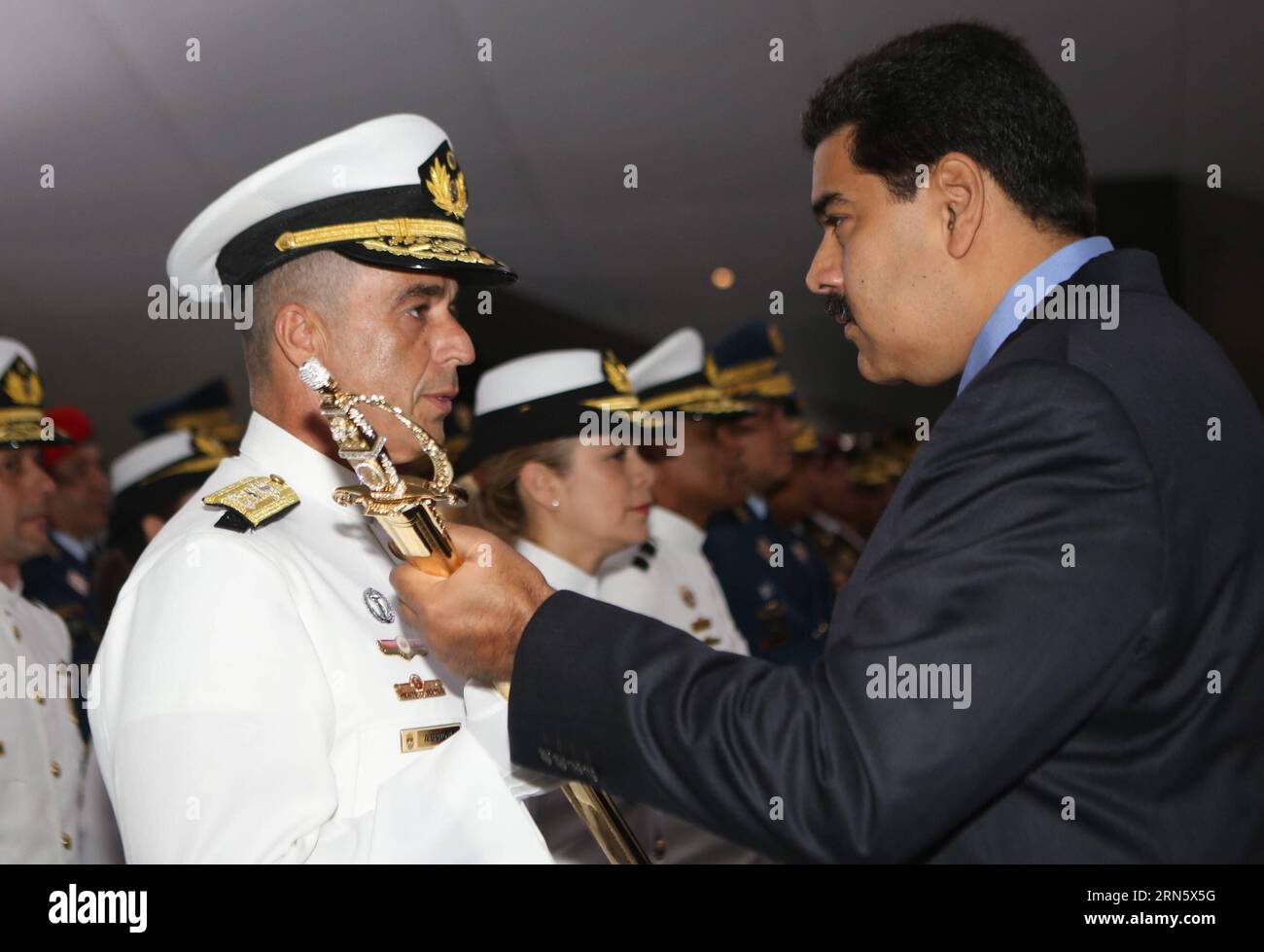 (150704) -- CARACAS, 4. Juli 2015 -- Bild von zeigt, wie der venezolanische Präsident Nicolas Maduro (R) am 4. Juli 2015 im Pantheon in Caracas (Venezuela) an einer Zeremonie zur Beförderung von Militärs der Nationalen bolivarischen Streitkräfte (FANB) teilnimmt. ) (jp) NICHT ZUR ARCHIVIERUNG - NICHT FÜR DEN VERKAUF REDAKTIONELLE VERWENDUNG NUR VENEZUELA-CARACAS-POLITICS-MADURO VENEZUELA SxPRESIDENCY PUBLICATIONxNOTxINxCHN 150704 Caracas 4. Juli 2015 Bild von Shows venezolanischer Präsident Nicolas Maduro r, der an einer Werbezeremonie der Militärbeamten der nationalen bolivarischen Streitkräfte FANB A teilnimmt Stockfoto