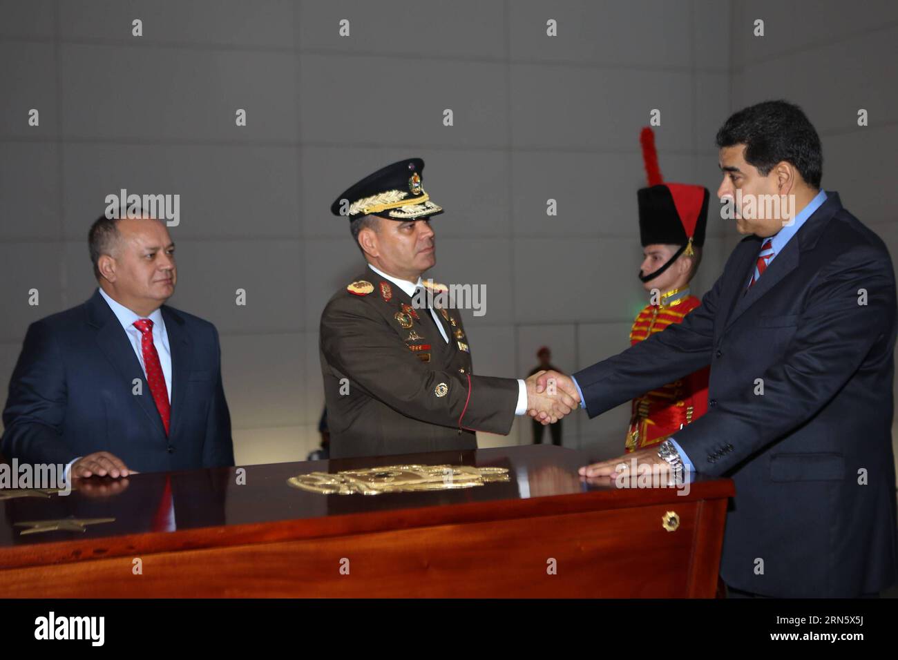 (150704) -- CARACAS, 4. Juli 2015 -- Bild von zeigt, wie der venezolanische Präsident Nicolas Maduro (R) am 4. Juli 2015 im Pantheon in Caracas (Venezuela) an einer Zeremonie zur Beförderung von Militärs der Nationalen bolivarischen Streitkräfte (FANB) teilnimmt. ) (jp) NICHT ZUR ARCHIVIERUNG - NICHT FÜR DEN VERKAUF REDAKTIONELLE VERWENDUNG NUR VENEZUELA-CARACAS-POLITICS-MADURO VENEZUELA SxPRESIDENCY PUBLICATIONxNOTxINxCHN 150704 Caracas 4. Juli 2015 Bild von Shows venezolanischer Präsident Nicolas Maduro r, der an einer Werbezeremonie der Militärbeamten der nationalen bolivarischen Streitkräfte FANB A teilnimmt Stockfoto