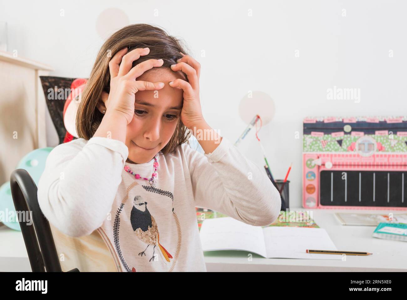 Frustriert Mädchen Hausaufgaben Stockfoto