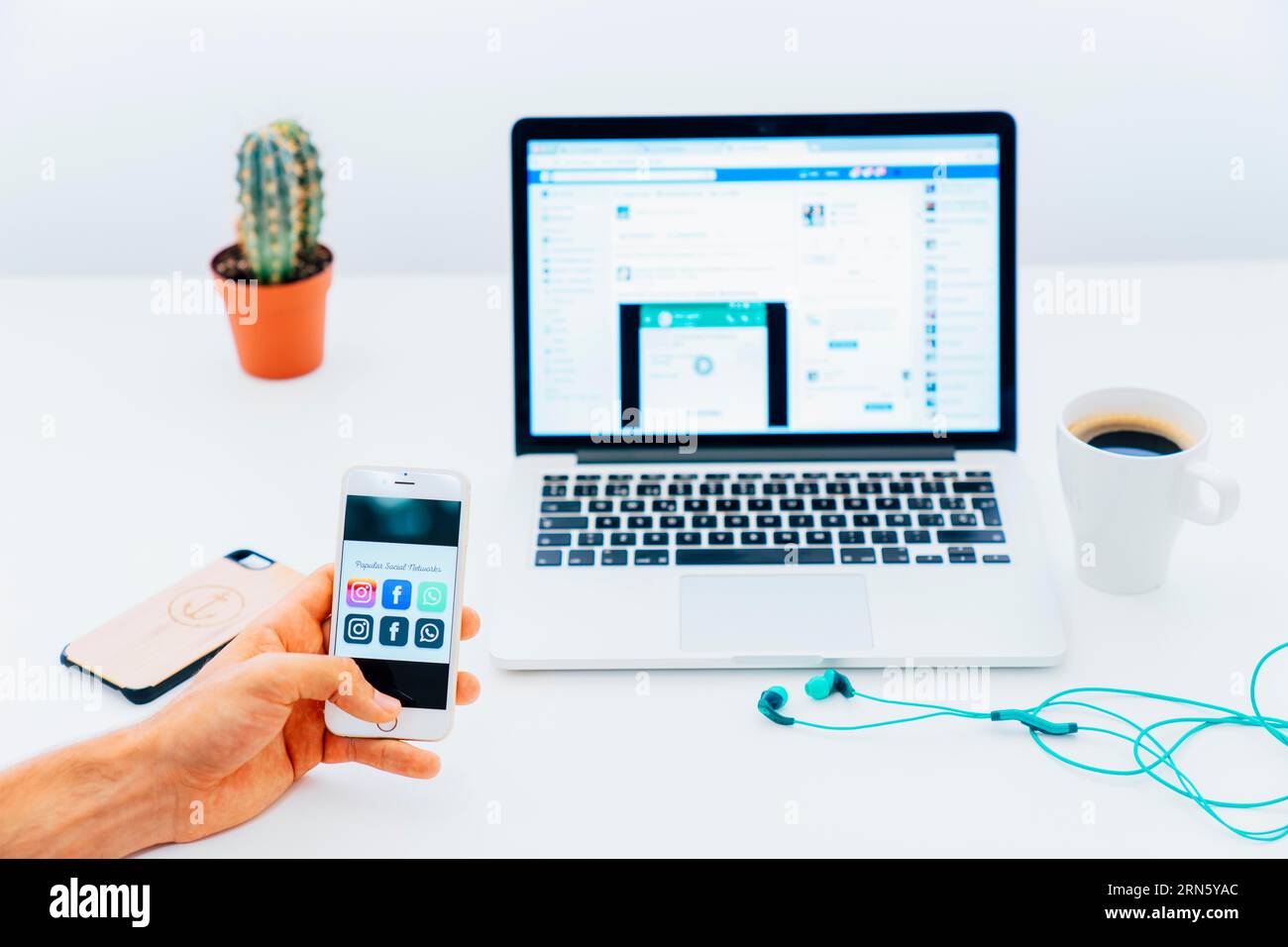 Telefon mit Apps, moderner Schreibtisch Stockfoto