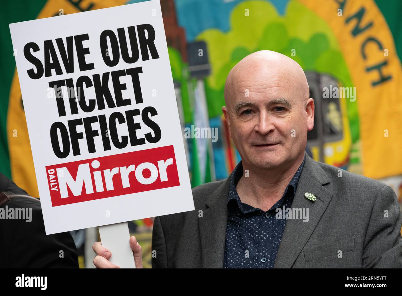 London, Großbritannien. 31. August 2023. Mick Lynch, Leiter der RMT Transport union, schließt sich Gegnern von Bahnhofskarten außerhalb des Verkehrsministeriums (DFT) an, bevor er zur Downing Street marschiert, da die von der DFT verwalteten Bahngesellschaften weitreichende Schließungen planen. Die von der RMT-union organisierten und von Behindertenrechtsgruppen unterstützten Gegner sehen Schließungen als Kostensenkungsmaßnahme zugunsten privater Zugbetreiber an, die zu Arbeitsplatzkürzungen, höheren Fahrkartenpreisen, verringerter Sicherheit und Zugänglichkeit für behinderte Fahrgäste führt. Quelle: Ron Fassbender/Alamy Live News Stockfoto