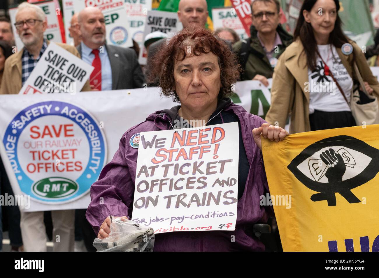 London, Großbritannien. 31. August 2023. Gegner von Schließungen von Bahnhofskarten versammeln sich vor dem Verkehrsministerium (DFT), bevor sie zur Downing Street marschieren, da die von der DFT verwalteten Bahngesellschaften weitreichende Schließungen planen. Der Protest wird von der RMT-gewerkschaft organisiert und von Behindertenrechtsgruppen unterstützt. Er wird als öffentliche Konsultation zu den Schließungen durchgeführt. Die Gegner sehen Schließungen als Kostensenkungsmaßnahme zugunsten der privaten Zugbetreiber, die zu Arbeitsplatzkürzungen, höheren Fahrkartenpreisen, verringerter Sicherheit und Zugänglichkeit für behinderte Fahrgäste führt. Quelle: Ron Fassbender/Alamy Live News Stockfoto