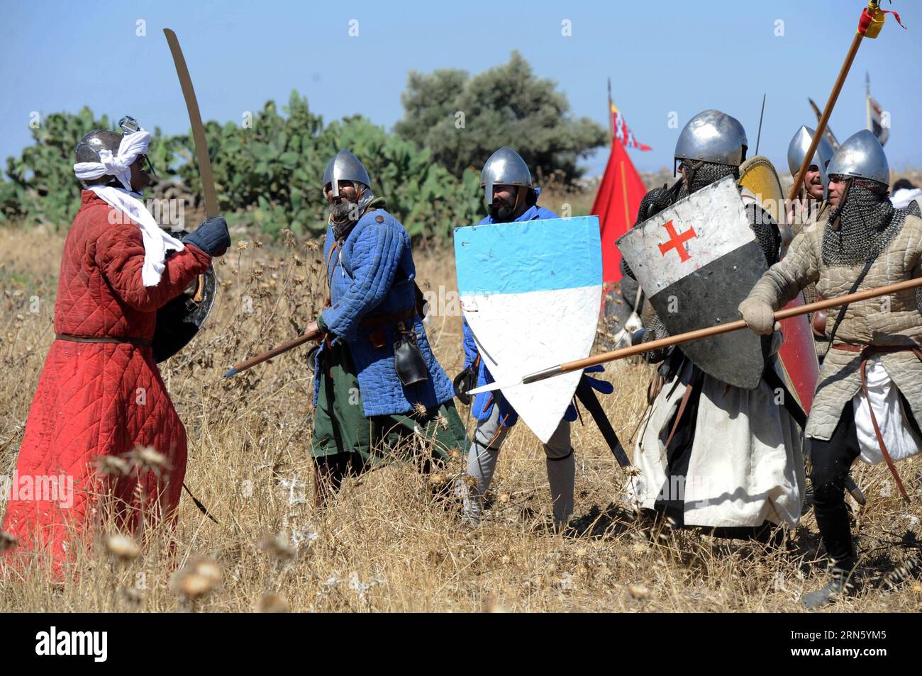 (150706) -- JERUSALEM, 6. Juli 2015 -- israelische und russische Mitglieder von Rittervereinen nehmen am 4. Juli 2015 an der Nachstellung der Hattin-Hörner von der alten nördlichen Stadt Tzipori bis zu den Hattin-Hörnern in der Nähe von Tiberias im Norden Israels Teil. Mit Schwertern, Schilden und Körperpanzern waren an diesem Wochenende rund 60 Geschichtsinteressierte 27 Kilometer unterwegs, während sie die Schlacht von Hattin nachstellten, eine der bedeutendsten Schlachten des Mittelalters. /Gil Eliyahu) ISRAEL-TIBERIAS-REENACTMENT-HORNS OF HATTIN BATTLE JINI PUBLICATIONxNOTxINxCHN 150706 Jerusalem 6. Juli 2015 israelische und russische Mitglieder von kN Stockfoto