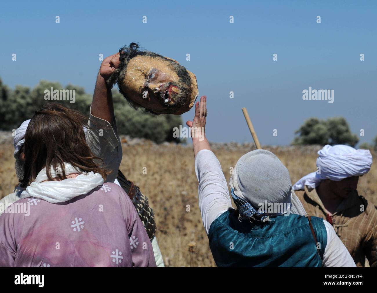 (150706) -- JERUSALEM, 6. Juli 2015 -- israelische und russische Mitglieder von Rittervereinen nehmen am 4. Juli 2015 an der Nachstellung der Hattin-Hörner von der alten nördlichen Stadt Tzipori bis zu den Hattin-Hörnern in der Nähe von Tiberias im Norden Israels Teil. Mit Schwertern, Schilden und Körperpanzern waren an diesem Wochenende rund 60 Geschichtsinteressierte 27 Kilometer unterwegs, während sie die Schlacht von Hattin nachstellten, eine der bedeutendsten Schlachten des Mittelalters. /Gil Eliyahu) ISRAEL-TIBERIAS-REENACTMENT-HORNS OF HATTIN BATTLE JINI PUBLICATIONxNOTxINxCHN 150706 Jerusalem 6. Juli 2015 israelische und russische Mitglieder von kN Stockfoto