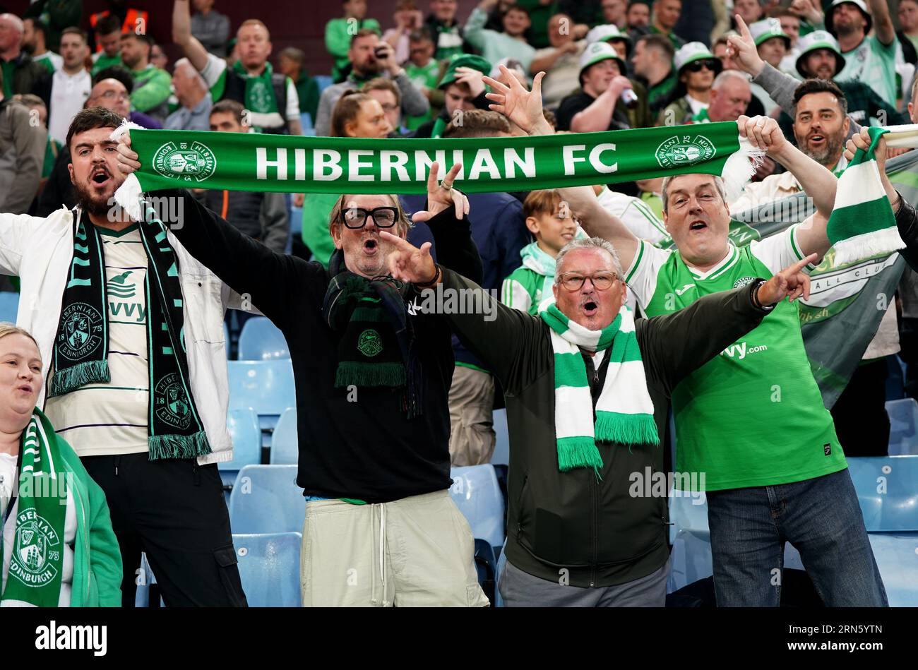 Hibernian-Fans vor dem Play-off-Spiel der UEFA Europa Conference League in der Villa Park, Birmingham. Bilddatum: Donnerstag, 31. August 2023. Stockfoto