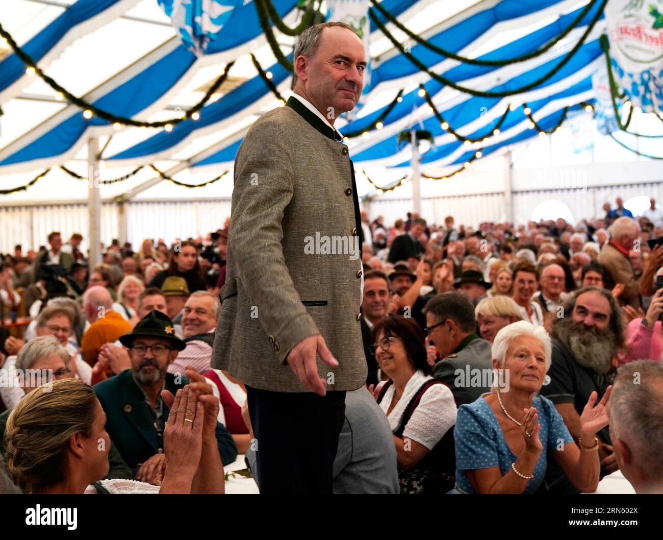 Aschau, Deutschland. August 2023 31. Hubert Aiwanger (Freie Wähler), Bayerns Staatsminister für Wirtschaft, Regionalentwicklung und Energie, steht vor seiner Rede zur Eröffnung des Aschau-Marktes im Chiemgau auf einer Bierbank. Bayerns stellvertretender Regierungschef Hubert Aiwanger entschuldigte sich in der Affäre über einen antisemitischen Flyer aus Schultagen. Quelle: Uwe Lein/dpa/Alamy Live News Stockfoto