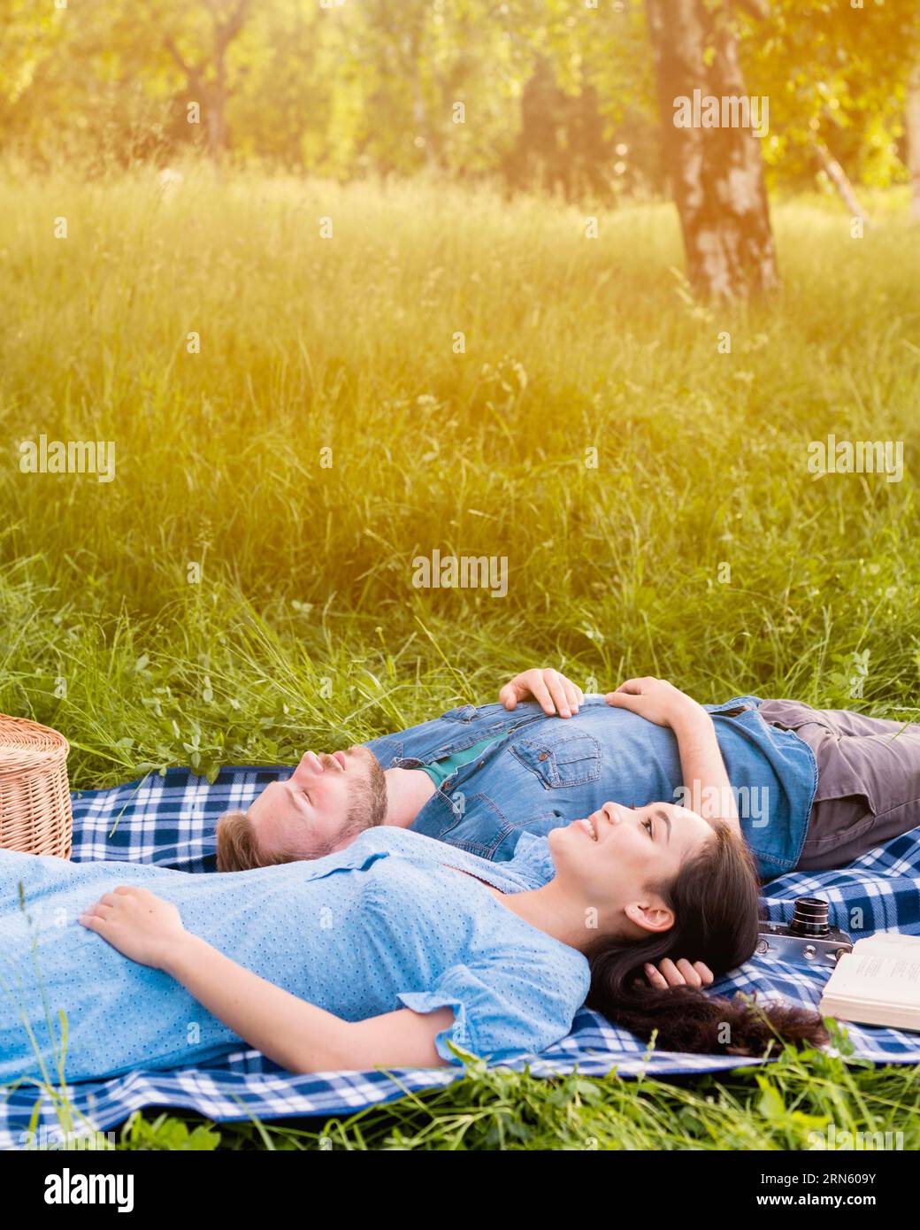 Junge attraktive Paar entspannende Picknick Natur Stockfoto