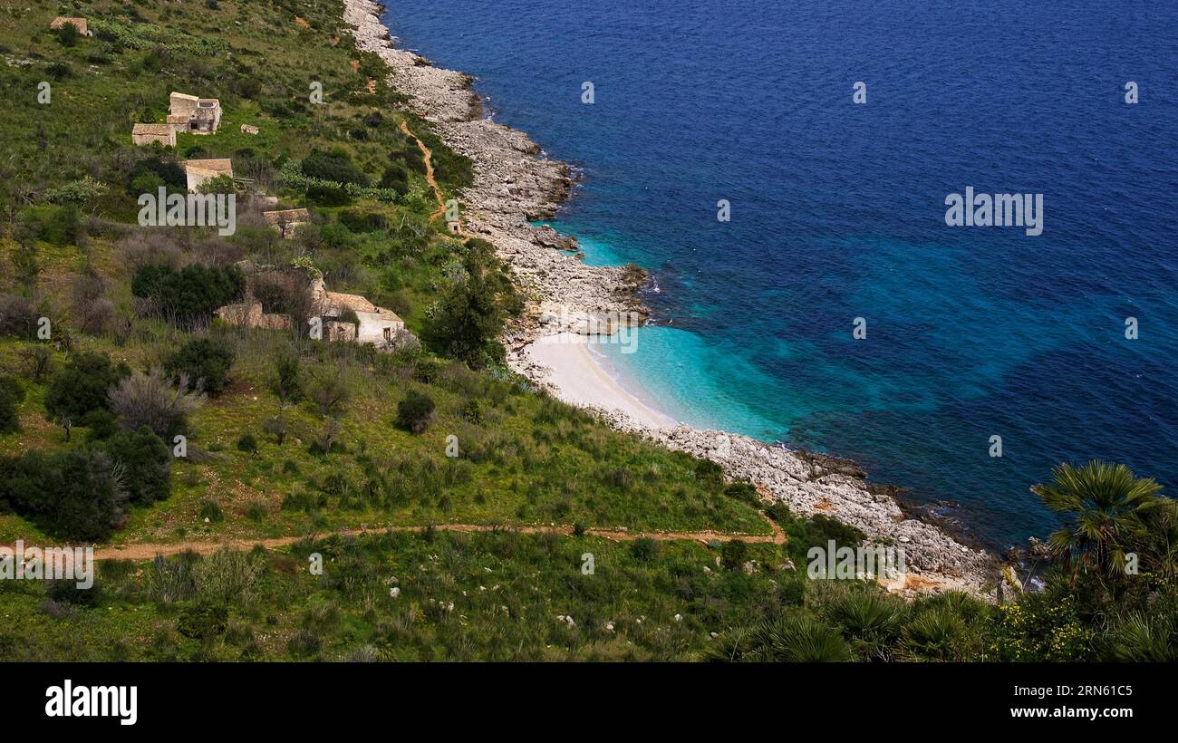 Küste, türkisfarbene Bucht, kleiner Kiesstrand, Häuser, Zingaro, Nationalpark, Naturschutzgebiet, Nordwesten, Sizilien, Italien Stockfoto