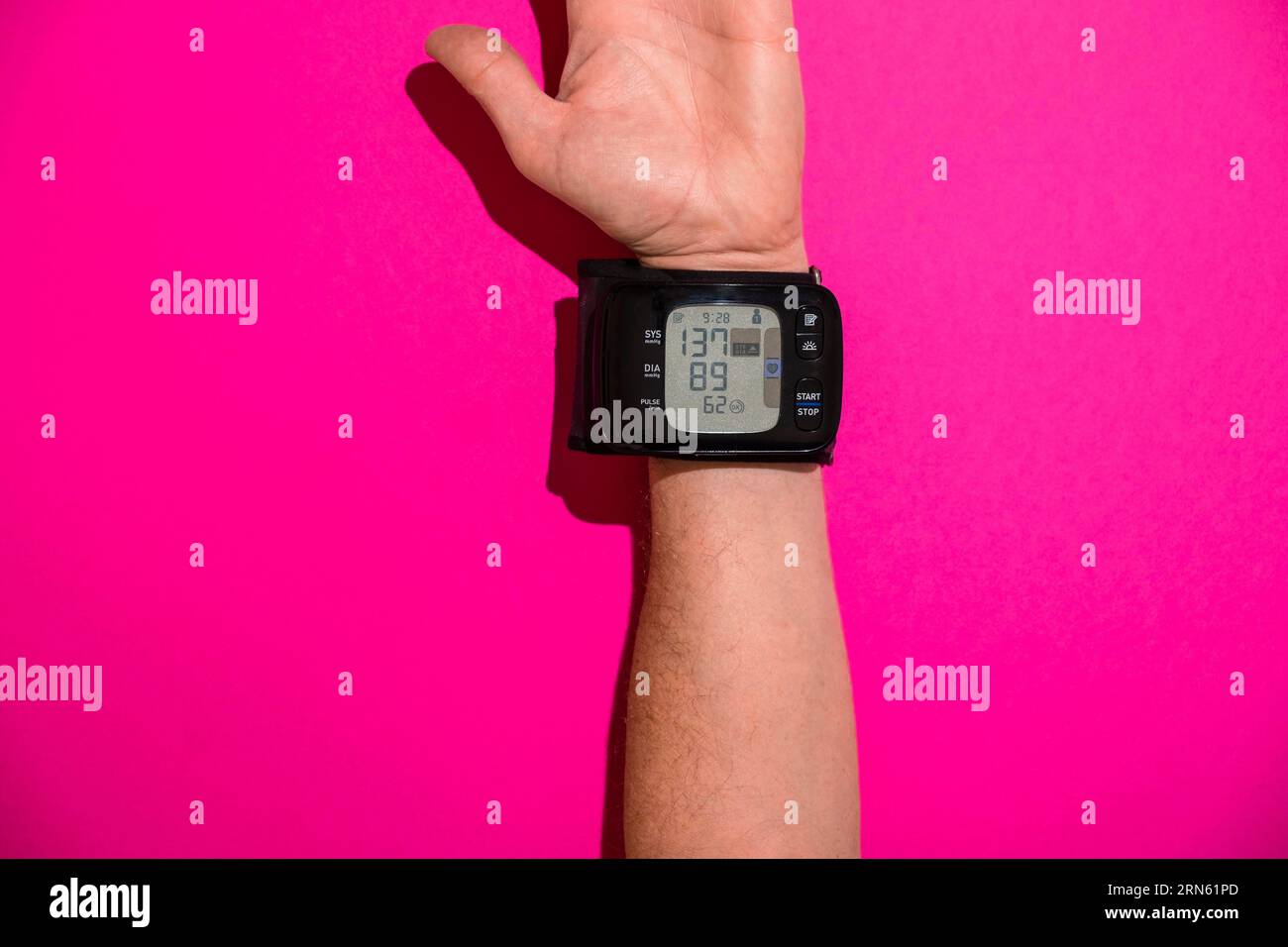 Blutdruckmessgerät am Handelsgelenk eines Mannes, Draufsicht Stockfoto