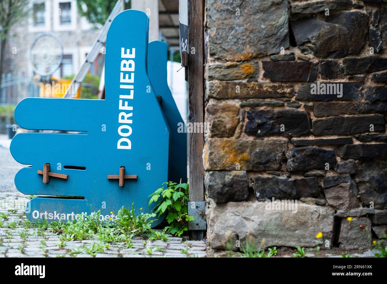 Bank in Handform mit Daumen nach oben und der Aufschrift Dorfliebe in Roetgen bei Aachen Stockfoto