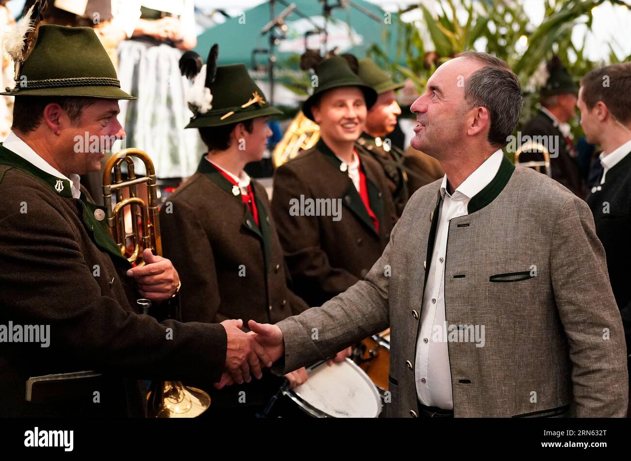 Aschau, Deutschland. August 2023 31. Hubert Aiwanger (Freie Wähler, r), Bayerns Staatsminister für Wirtschaft, Regionalentwicklung und Energie, begrüßt Musiker bei der Eröffnung des Aschau-Marktes im Chiemgau. Bayerns stellvertretender Regierungschef Hubert Aiwanger entschuldigte sich in der Affäre über einen antisemitischen Flyer aus Schultagen. Quelle: Uwe Lein/dpa/Alamy Live News Stockfoto