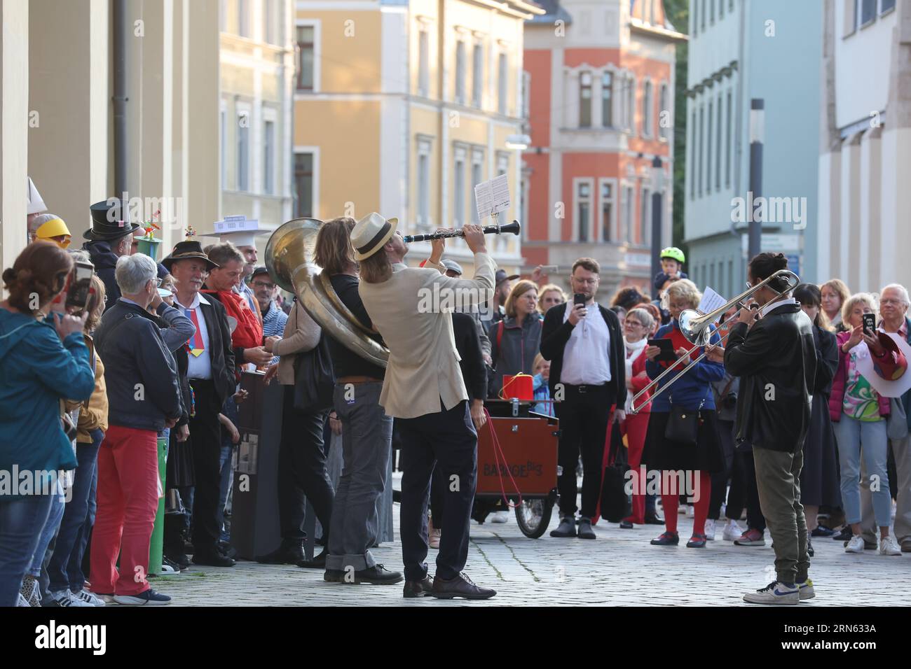 Weimar, Deutschland. August 2023 31. Auf dem Campus der Bauhaus-Universität stehen die Teilnehmer der farbenfrohen „Bauhaus Parade“ im Rahmen der „Bauhaus Weeks“ zum 100-jährigen Jubiläum der ersten Ausstellung des 1919 gegründeten Staatlichen Bauhauses. Im Rahmen des Jubiläums veranstalten die Klassik Stiftung, die Bauhaus Universität und das Kunstfest Weimar Ausstellungen, Workshops und Performances. Quelle: Bodo Schackow/dpa/Alamy Live News Stockfoto