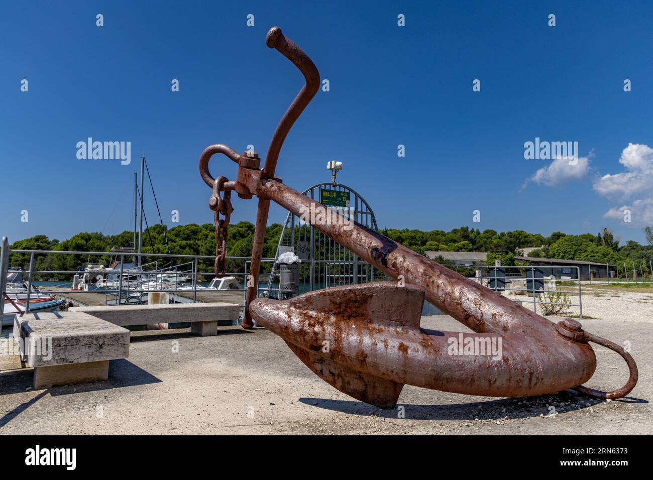 Anker vom Schiff im Hafen von Pula in Kroatien Stockfoto