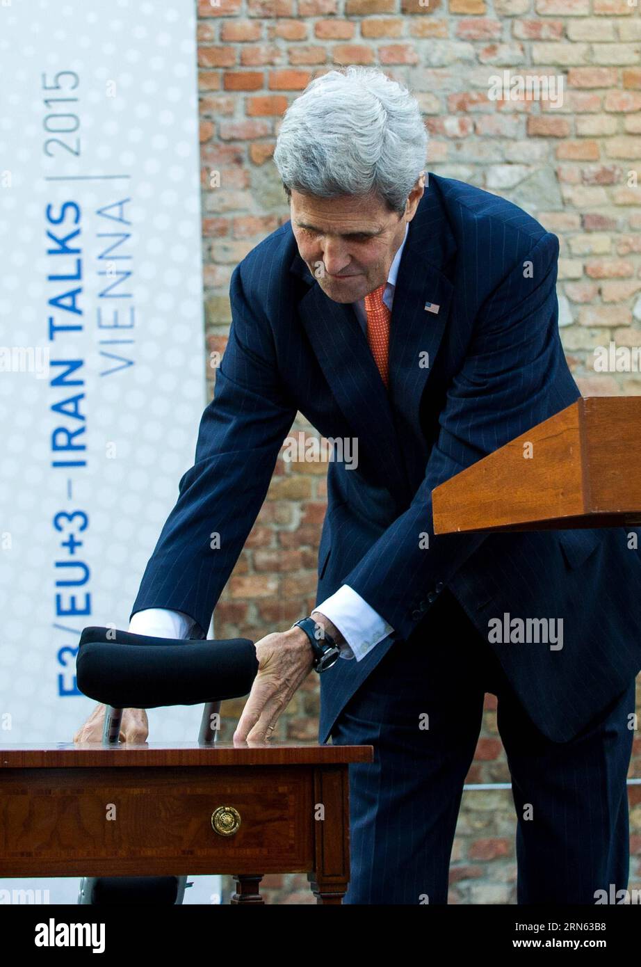 POLITIK Atomgespräche in Wien: PK John Kerry (150709) -- WIEN, 9. Juli 2015 -- US-Außenminister John Kerry kommt zu einer Pressekonferenz vor dem Palais Coburg, wo die Iran-Atomgespräche stattfinden, in Wien, Österreich, 9. Juli 2015. John Kerry sagte am Donnerstag, dass einige der schwierigen Fragen in den laufenden Atomgesprächen hier noch ungelöst seien und dass sehr bald harte Entscheidungen getroffen werden müssten. ) ÖSTERREICH-WIEN-IRAN NUKLEARGESPRÄCHE-JOHN KERRY QianxYi PUBLICATIONxNOTxINxCHN Politik Nukleargespräche in Wien Pressekonferenz John Kerry 150709 Wien 9. Juli 2015 US-Außenminister John Kerry Stockfoto