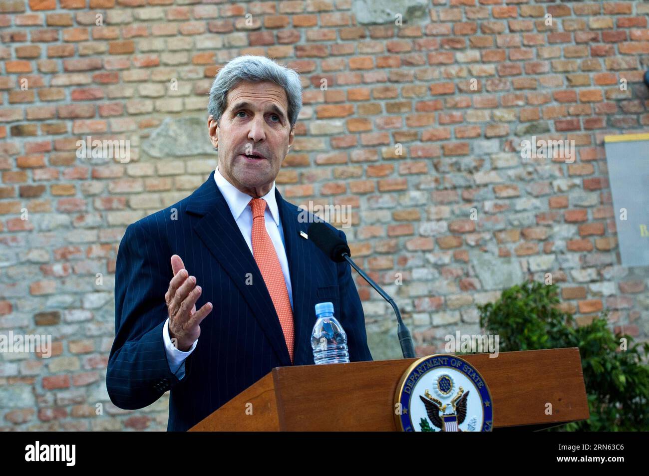(150709) -- WIEN, 9. Juli 2015 -- US-Außenminister John Kerry spricht während einer Pressekonferenz vor dem Palais Coburg, wo die iranischen Atomgespräche stattfinden, in Wien, Österreich, 9. Juli 2015. John Kerry sagte am Donnerstag, dass einige der schwierigen Fragen in den laufenden Atomgesprächen hier noch ungelöst seien und dass sehr bald harte Entscheidungen getroffen werden müssten. ) ÖSTERREICH-WIEN-IRAN NUKLEARGESPRÄCHE-JOHN KERRY QianxYi PUBLICATIONxNOTxINxCHN 150709 Wien 9. Juli 2015 US-Außenminister John Kerry spricht auf einer Pressekonferenz vor Palais Coburg, auf der die iranischen Nukleargespräche stattfinden Stockfoto