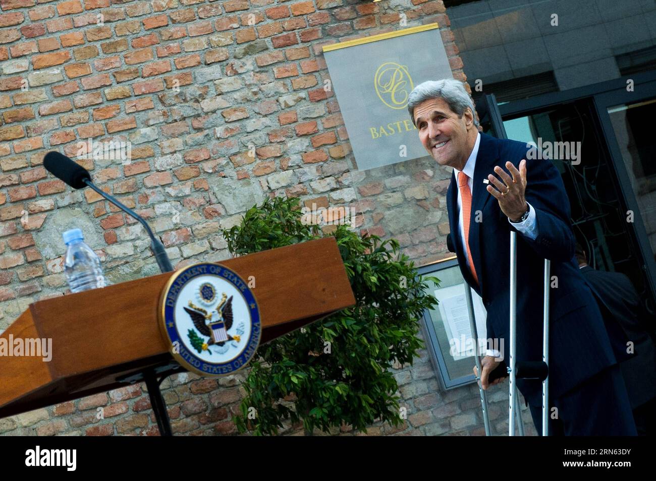 (150709) -- WIEN, 9. Juli 2015 -- US-Außenminister John Kerry reagiert vor einer Pressekonferenz vor dem Palais Coburg, wo die iranischen Atomgespräche stattfinden, in Wien, Österreich, 9. Juli 2015. John Kerry sagte am Donnerstag, dass einige der schwierigen Fragen in den laufenden Atomgesprächen hier noch ungelöst seien und dass sehr bald harte Entscheidungen getroffen werden müssten. ) ÖSTERREICH-WIEN-IRAN NUKLEARGESPRÄCHE-JOHN KERRY QianxYi PUBLICATIONxNOTxINxCHN 150709 Wien 9. Juli 2015 US-Außenminister John Kerry reagiert vor einer Pressekonferenz vor Palais Coburg, auf der die iranischen Nukleargespräche stattfinden Stockfoto
