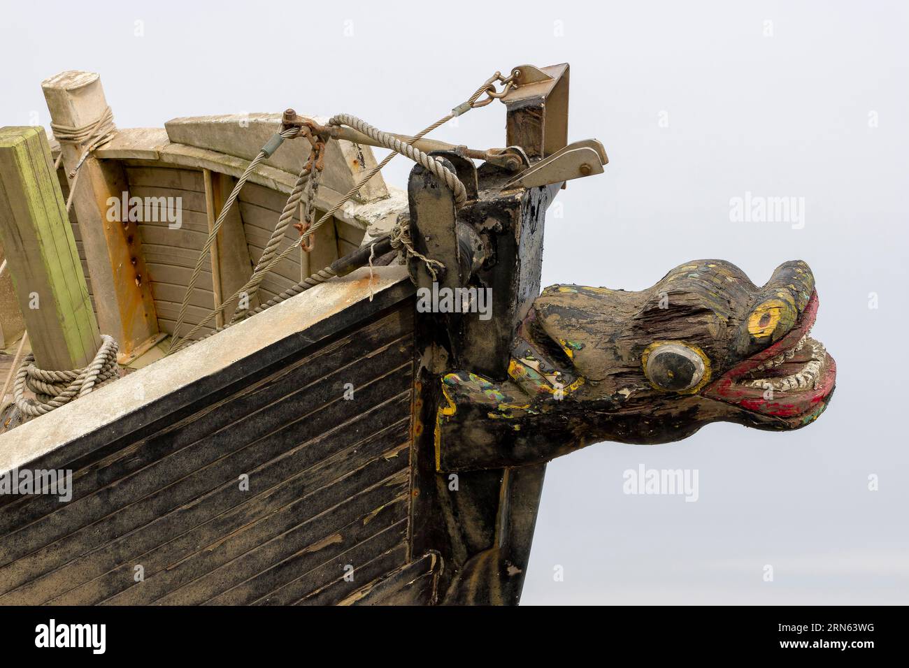 Geschnitzter Tierkopf auf dem Wrack eines alten Bootes, Buesum, Nordfriesland, Schleswig-Holstein, Deutschland Stockfoto