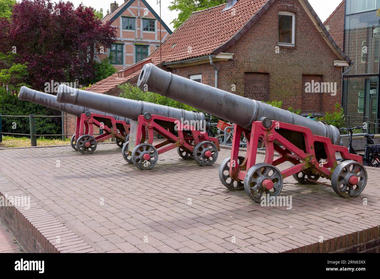 Antike Kanonen vor dem Museum Schwedenspeicher, Altstadt, Stade, Niedersachsen, Deutschland Stockfoto