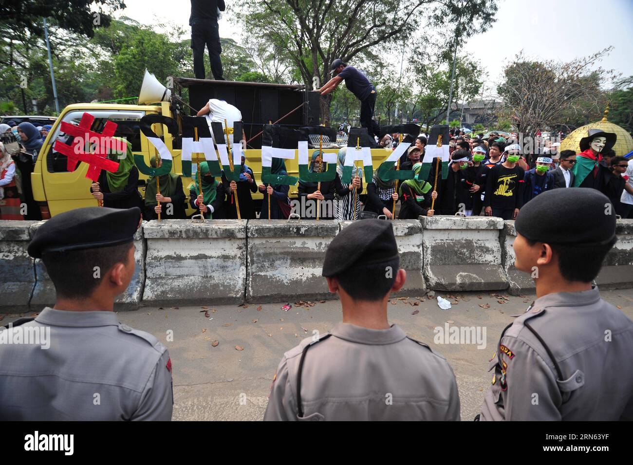 (150710) -- JAKARTA, 10. Juli 2015 -- indonesische Polizisten stehen bei einer Demonstration zum Al-Quds-Tag vor der US-Botschaft in Jakarta, der Hauptstadt Indonesiens, am 10. Juli 2015 wachsam. Hunderte Demonstranten gingen am Al-Quds-Tag, dem letzten Freitag des islamischen heiligen Monats Ramadan, auf die Straßen von Jakarta, um Unterstützung für das palästinensische Volk zu zeigen und die Bedeutung Jerusalems für die Muslime zu betonen. INDONESIEN-JAKARTA-AL-QUDS-TAGESDEMONSTRATION Zulkarnain PUBLICATIONxNOTxINxCHN 150710 Jakarta 10. Juli 2015 indonesische Polizisten stehen während einer Demonstration bei Mark Al Quds in der Wachwache Stockfoto