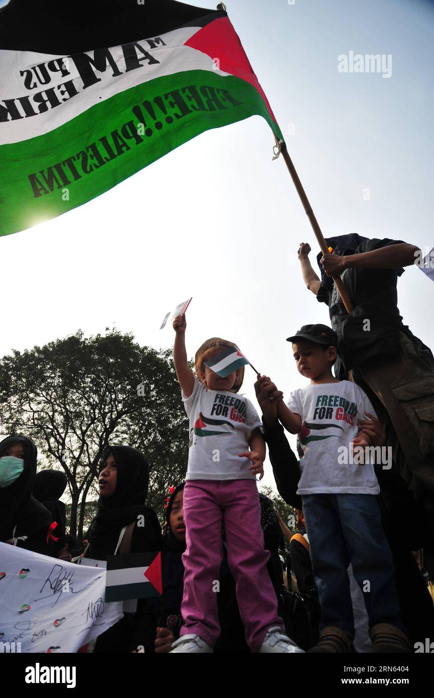 (150710) -- JAKARTA, 10. Juli 2015 -- indonesische Kinder nehmen an einer Demonstration zum Al-Quds-Tag vor der US-Botschaft in Jakarta, der Hauptstadt Indonesiens, am 10. Juli 2015 Teil. Hunderte Demonstranten gingen am Al-Quds-Tag, dem letzten Freitag des islamischen heiligen Monats Ramadan, auf die Straßen von Jakarta, um Unterstützung für das palästinensische Volk zu zeigen und die Bedeutung Jerusalems für die Muslime zu betonen. INDONESIEN-JAKARTA-AL-QUDS-TAGESDEMONSTRATION Zulkarnain PUBLICATIONxNOTxINxCHN 150710 Jakarta 10. Juli 2015 indonesische Kinder nehmen an einer Demonstration zum Mark Al Quds-Tag vor der US-Botschaft Teil Stockfoto