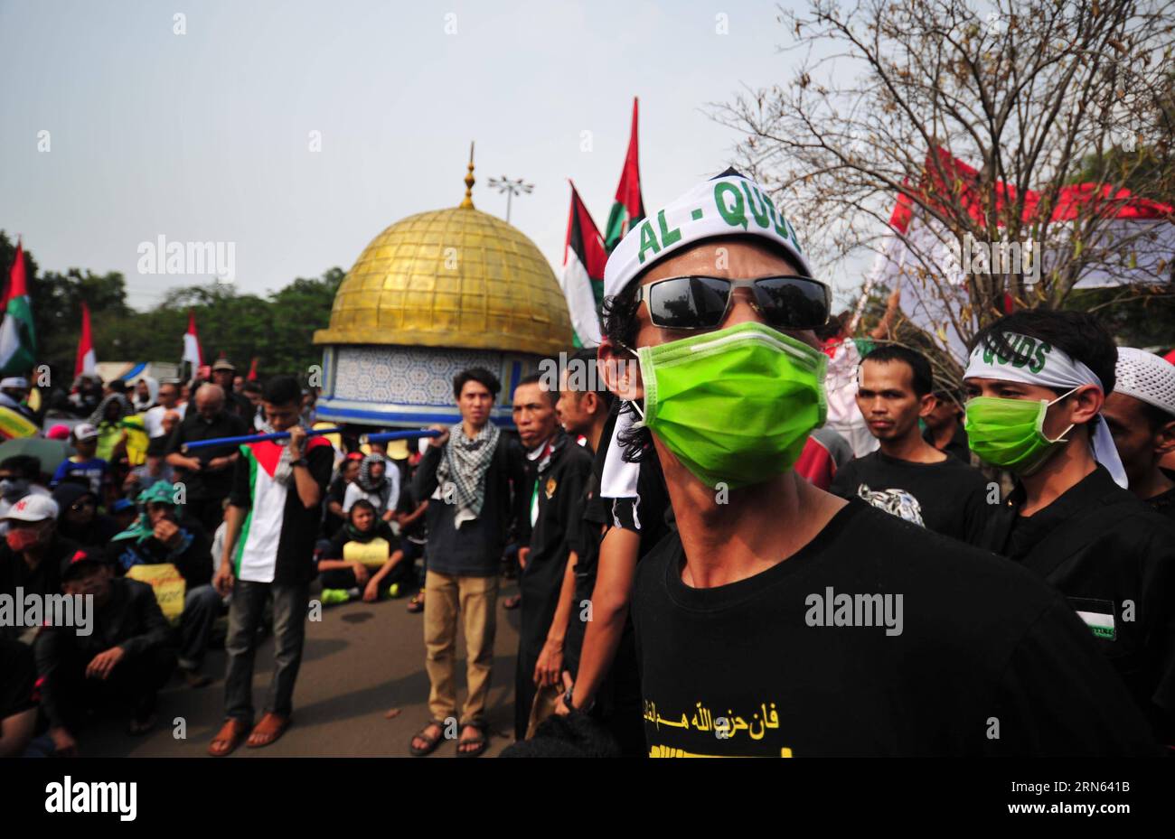 (150710) -- JAKARTA, 10. Juli 2015 -- indonesische Menschen nehmen an einer Demonstration zum Al-Quds-Tag vor der US-Botschaft in Jakarta, der Hauptstadt Indonesiens, am 10. Juli 2015 Teil. Hunderte Demonstranten gingen am Al-Quds-Tag, dem letzten Freitag des islamischen heiligen Monats Ramadan, auf die Straßen von Jakarta, um Unterstützung für das palästinensische Volk zu zeigen und die Bedeutung Jerusalems für die Muslime zu betonen. INDONESIEN-JAKARTA-AL-QUDS-DEMONSTRATION Zulkarnain PUBLICATIONxNOTxINxCHN 150710 Jakarta 10. Juli 2015 indonesische Prominente nehmen an einer Demonstration zum Mark Al Quds-Tag vor der US-Botschaft Teil Stockfoto